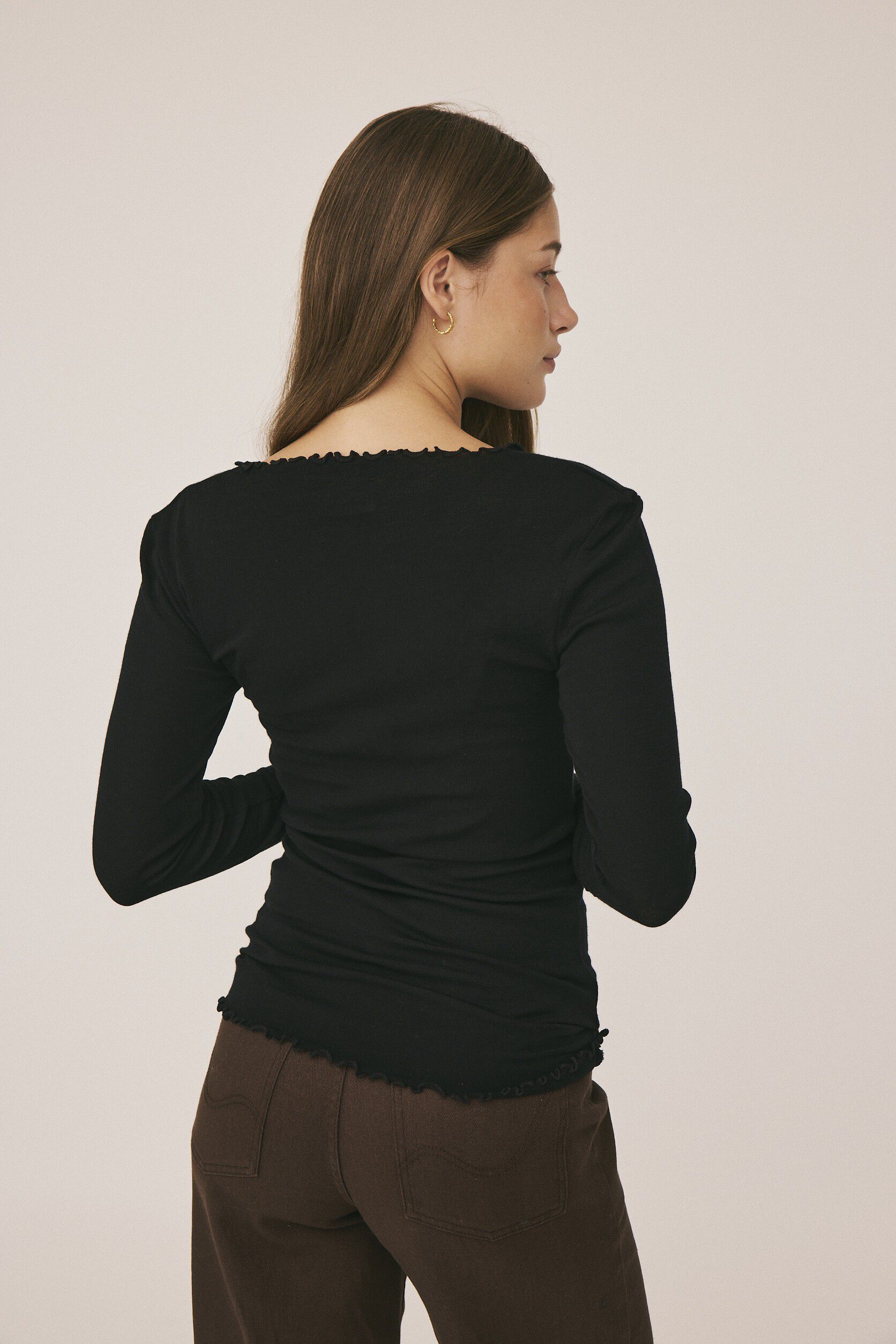 Cilla 14 Lang&aelig;rmede striktr&oslash;je med b&oslash;lgende kant - 100% Merino uld