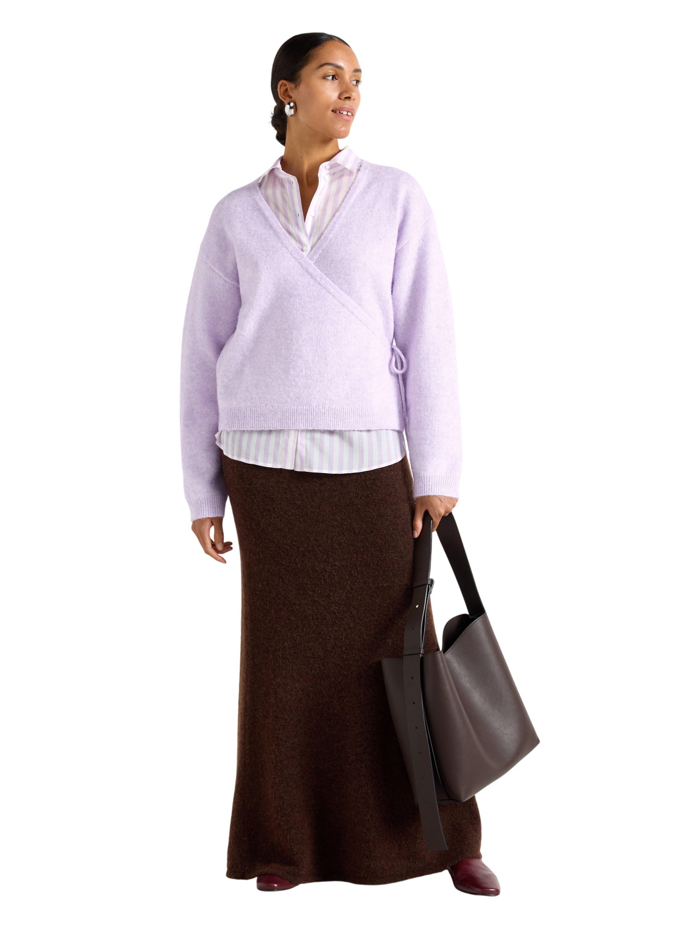 Myk, strikket sl&aring;-om-kofte med bind