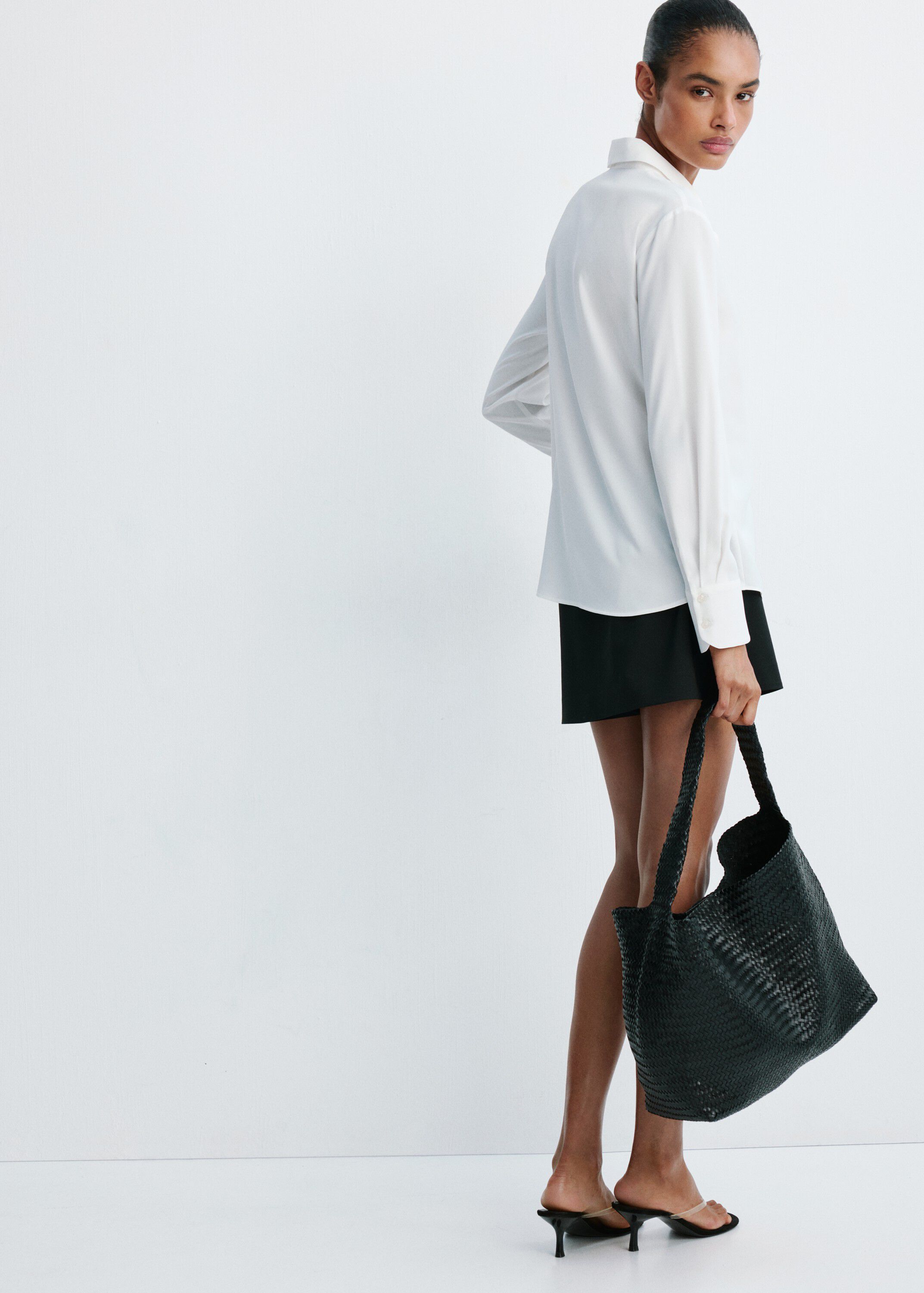 Fluid blouse with concealed buttons
