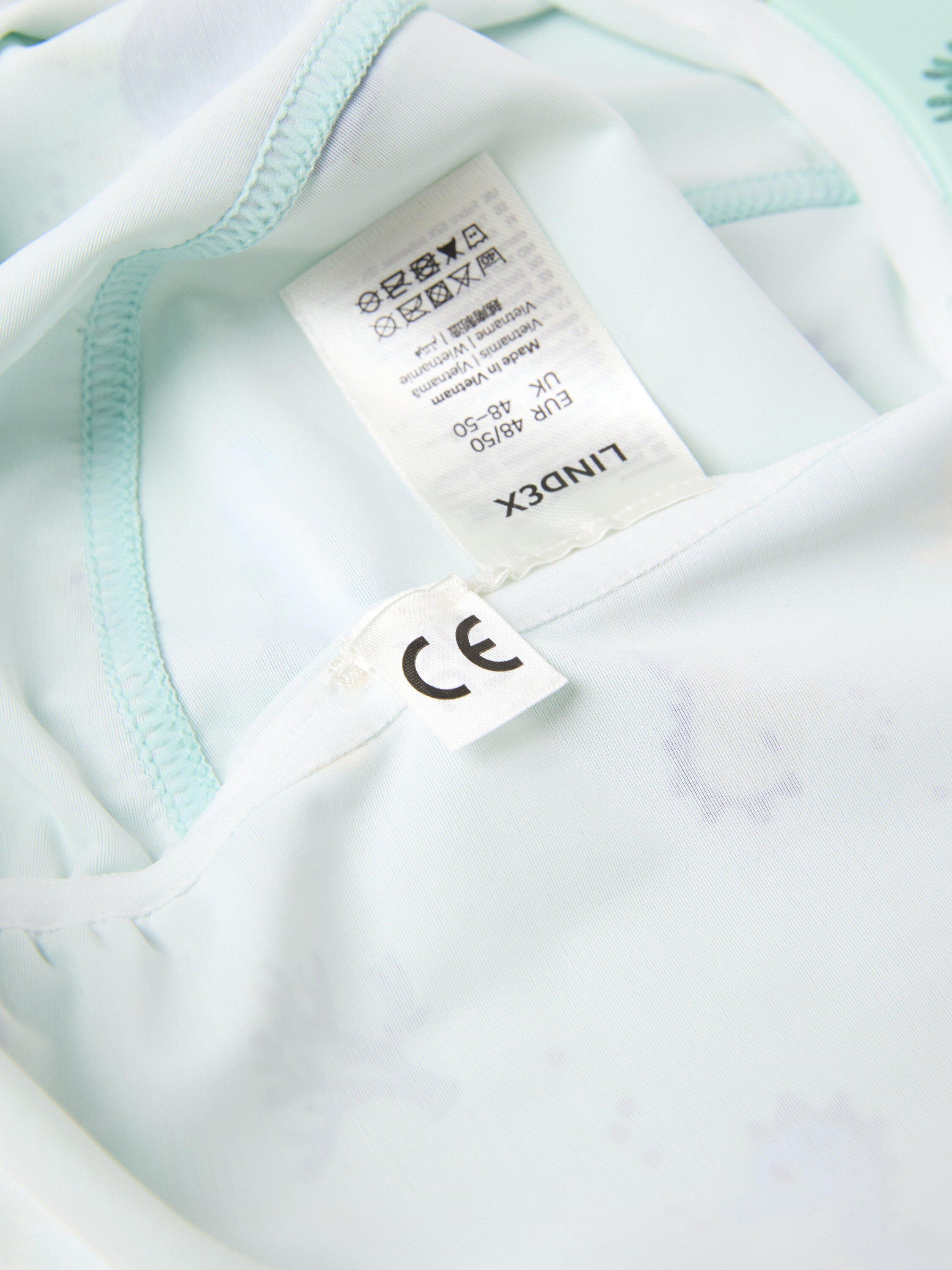 Sun cap with UV-protective fabric.