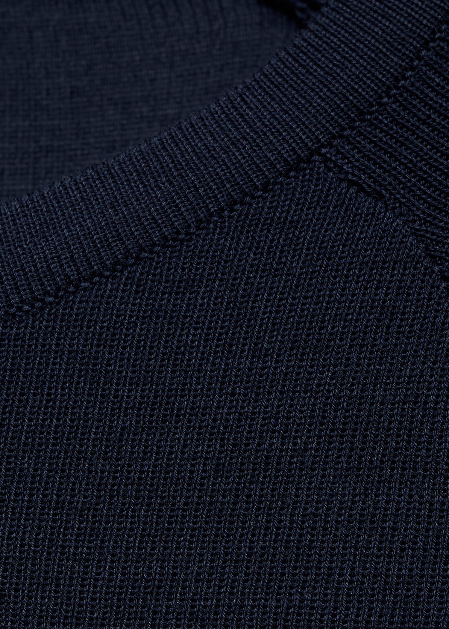 Long-sleeved fine-knit sweater