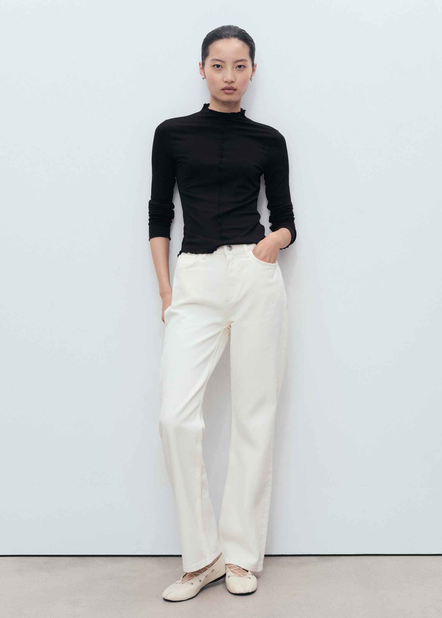 Ribbed t-shirt with scalloped trim