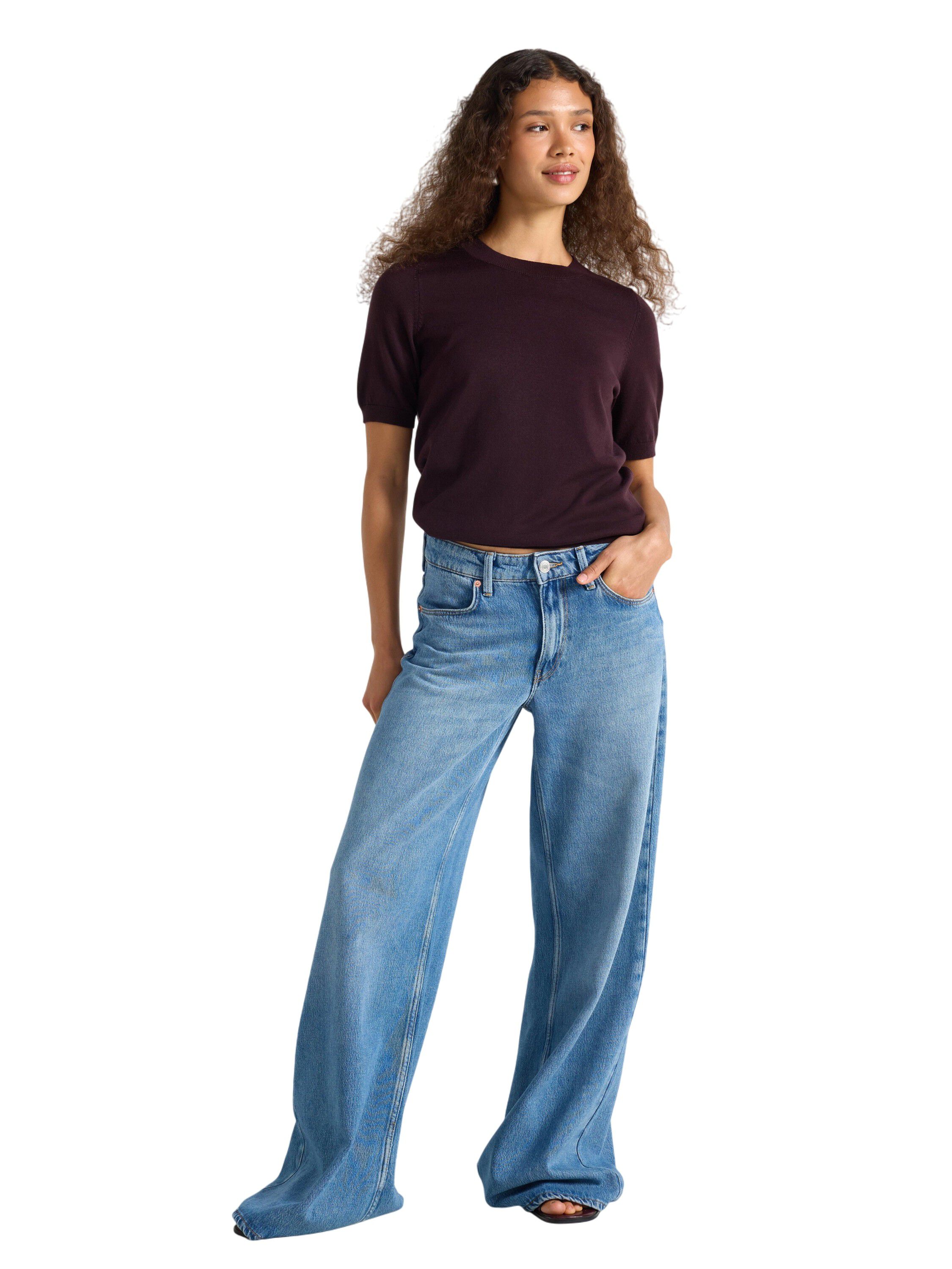 Finstickad topp med rund halsringni