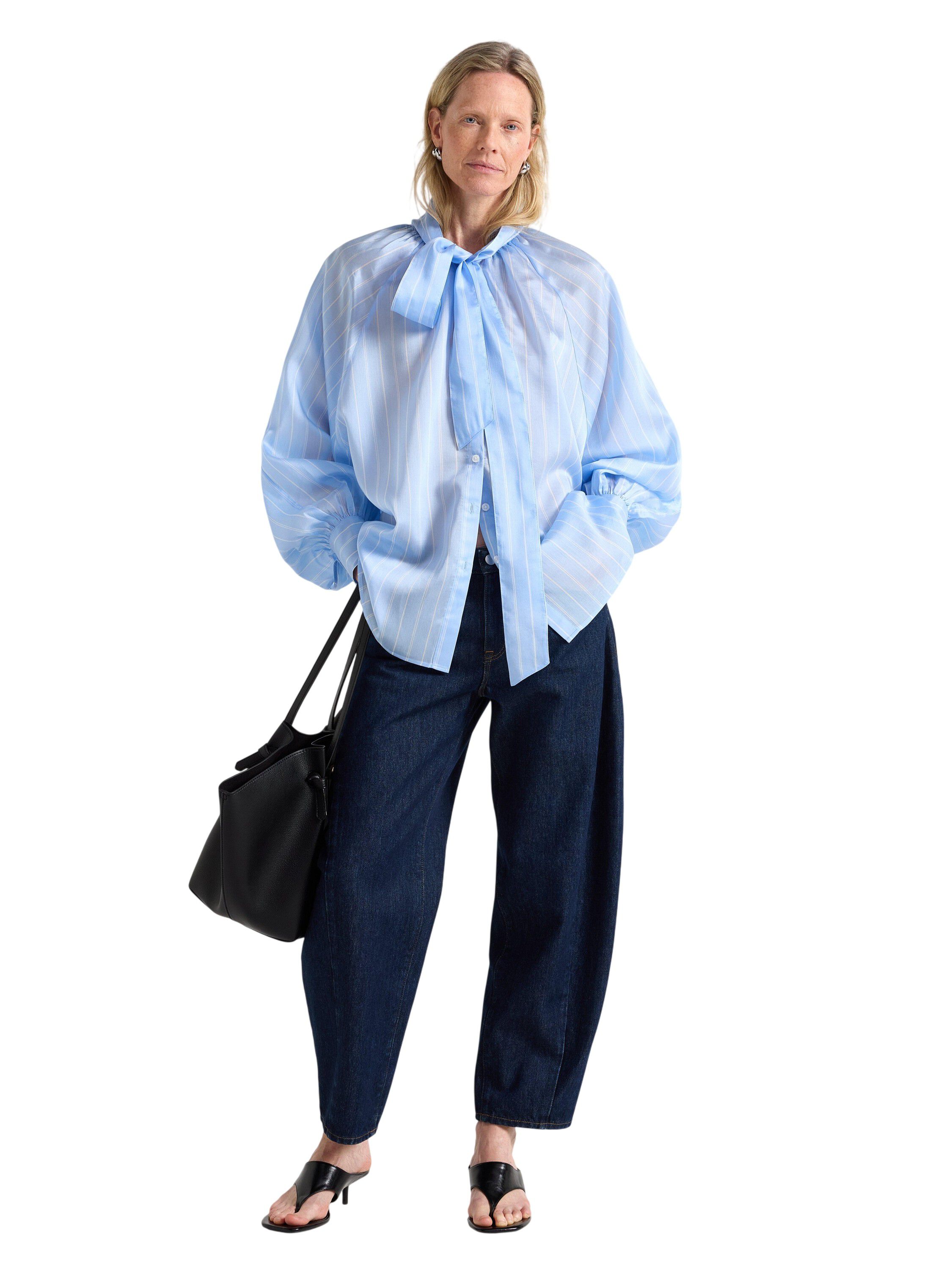 Lightweight blouse with an oversize