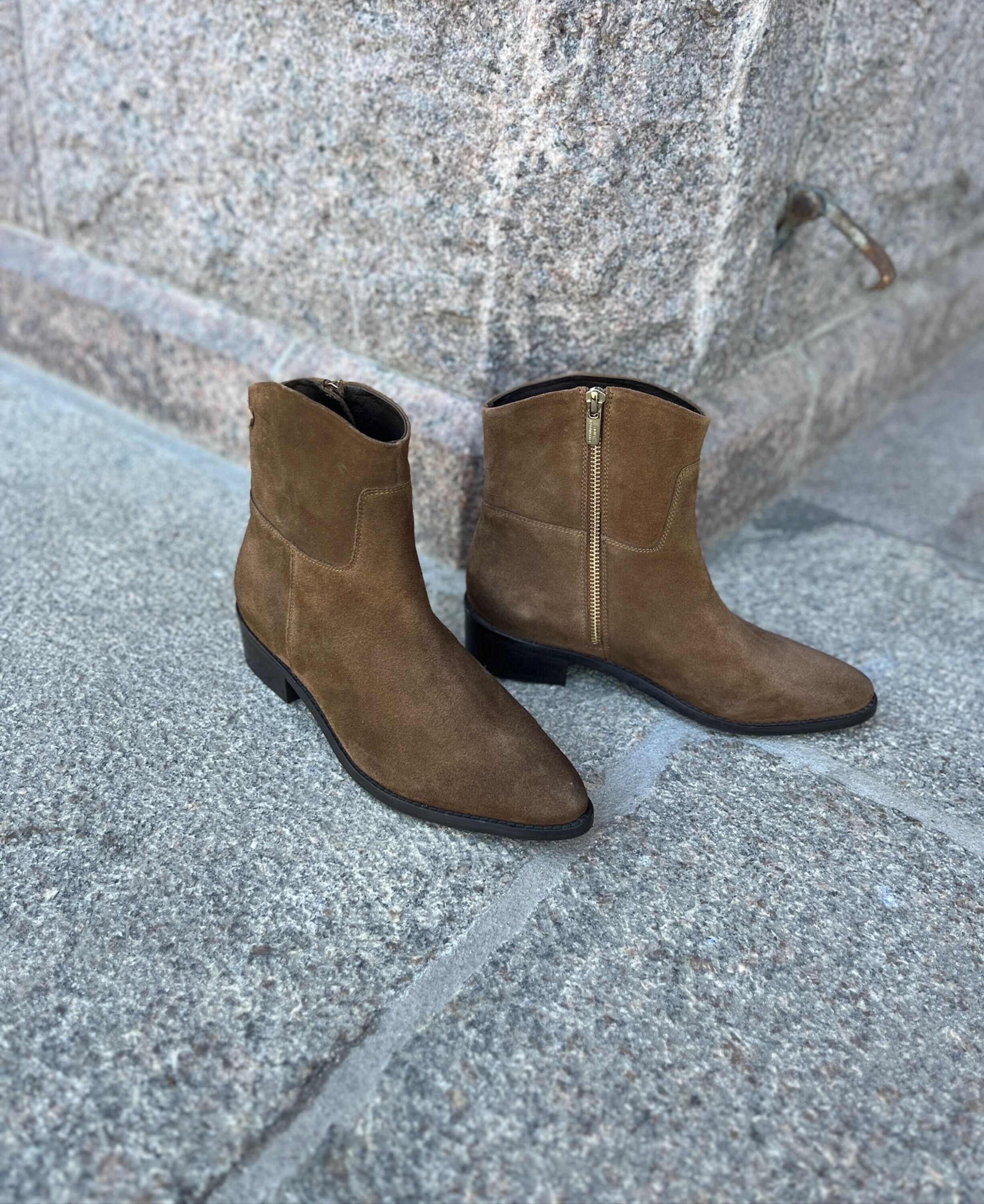 THE NOTE BOOT LOW