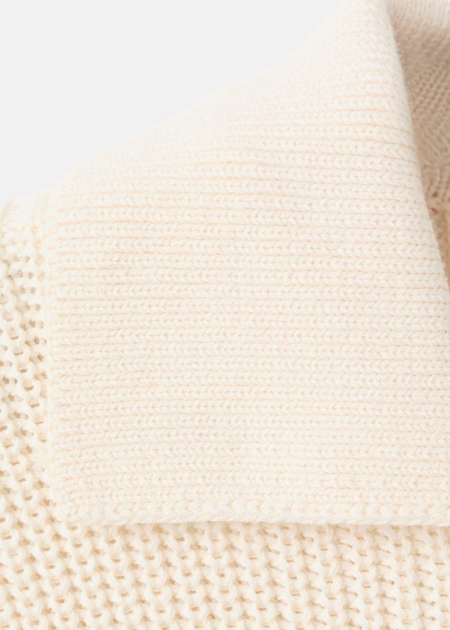 Knitted buttoned jacket