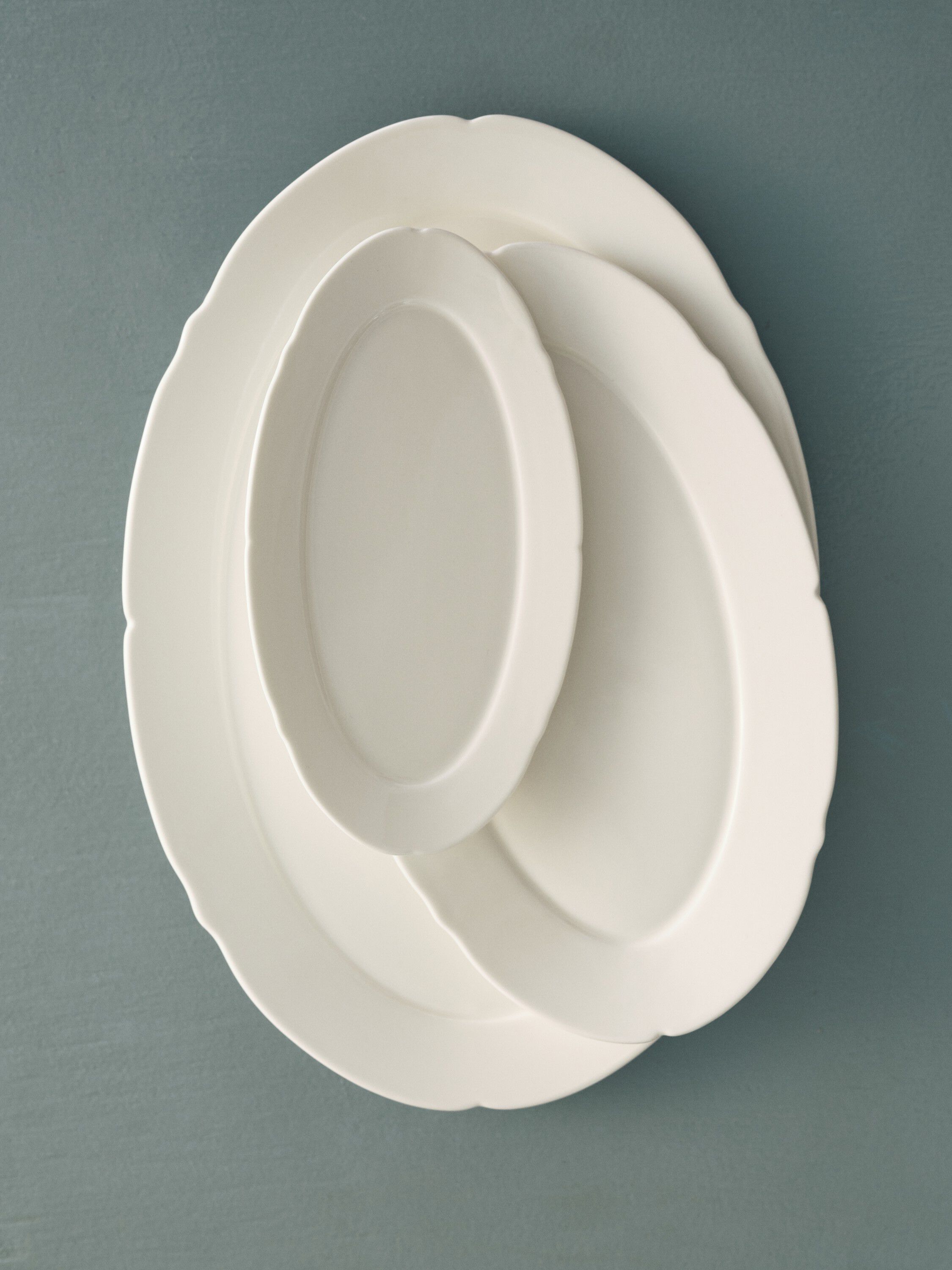 OVAL PLATE M WHITE SILHOUETTE