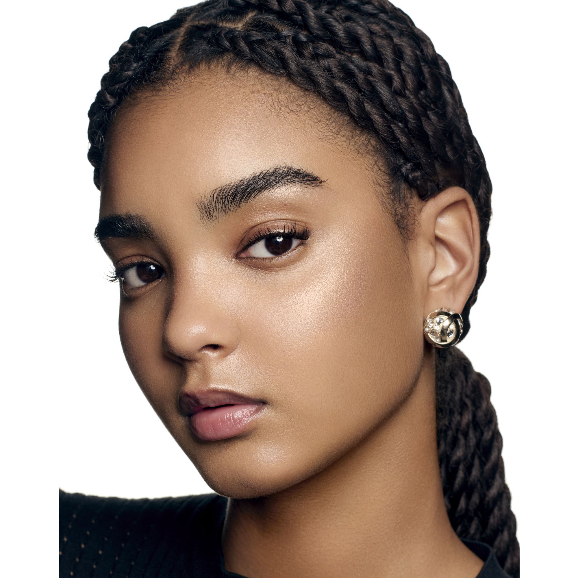 LET TRANSPARENT OG LYSGIVENDE FLUID MED IRISERENDE EFFEKT