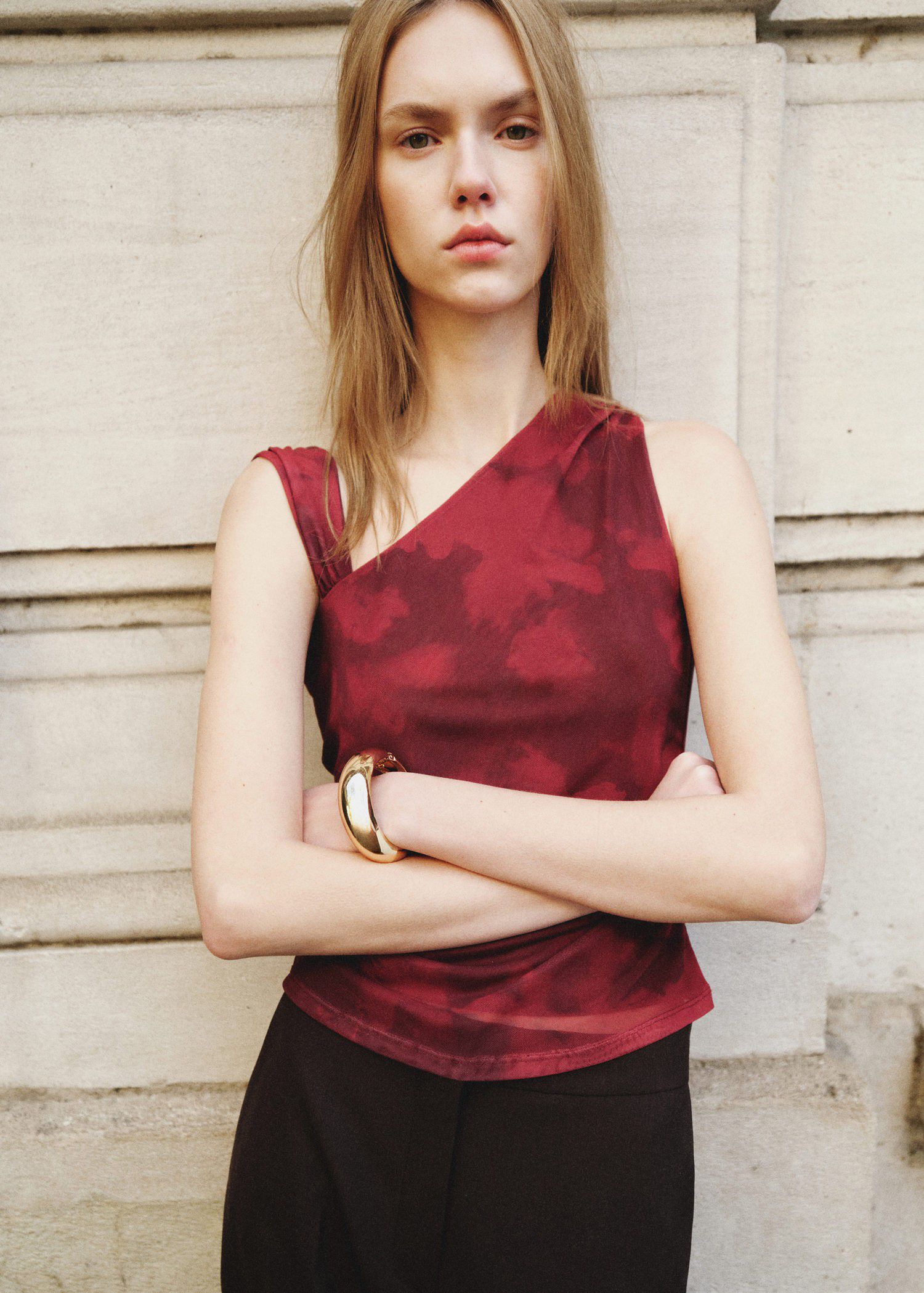Asymmetric printed top