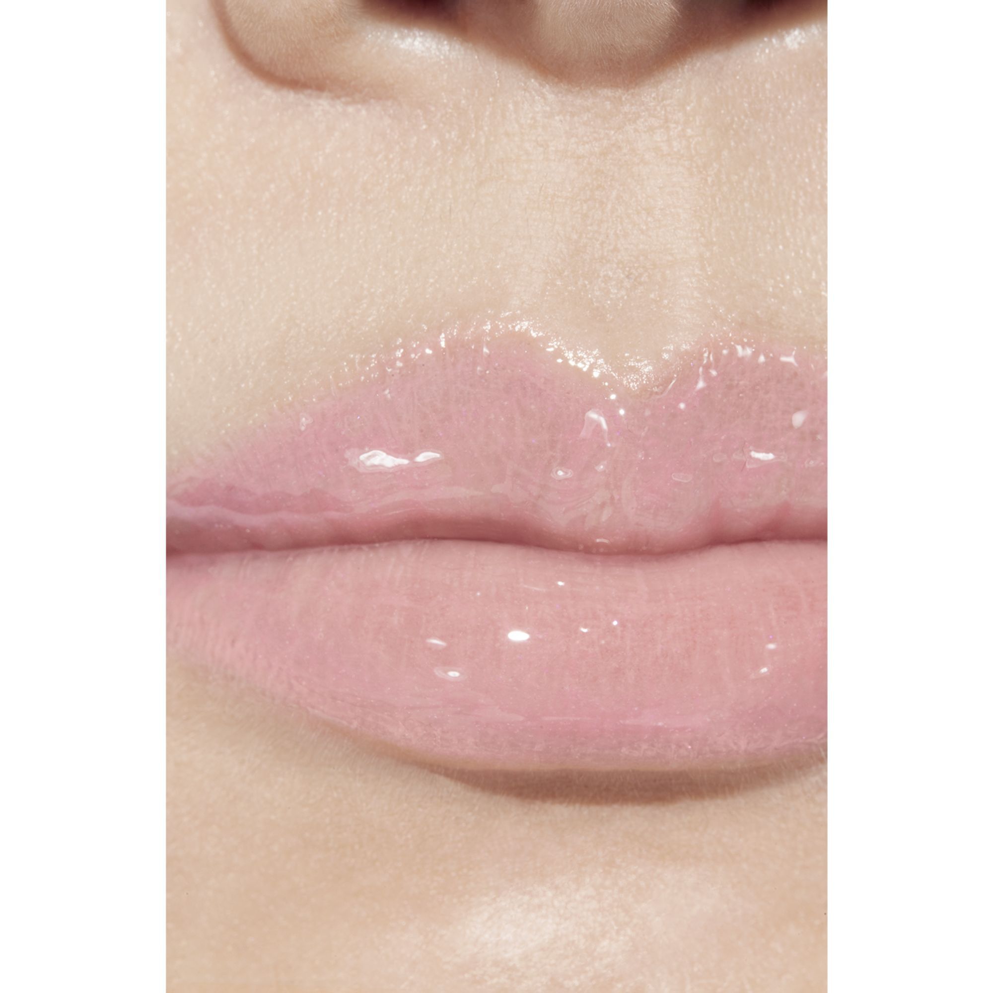 FUGTGIVENDE OG UDGLATTENDE LIPGLOSS MED H&Oslash;J GLANS