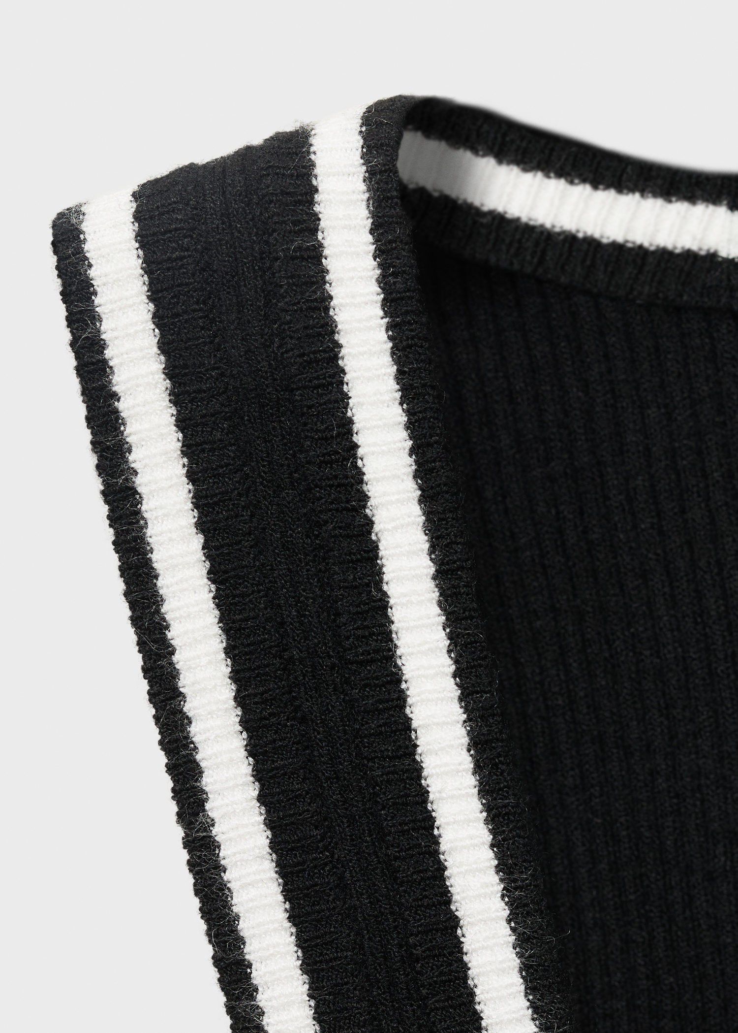 Knitted top with contrast details