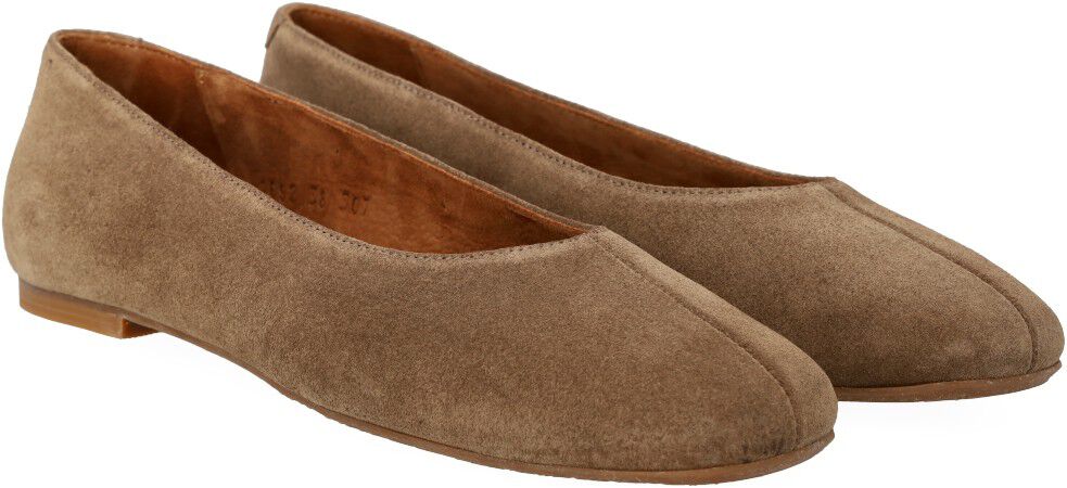 Ballerina med centreret dekorativ stikningsdetalje