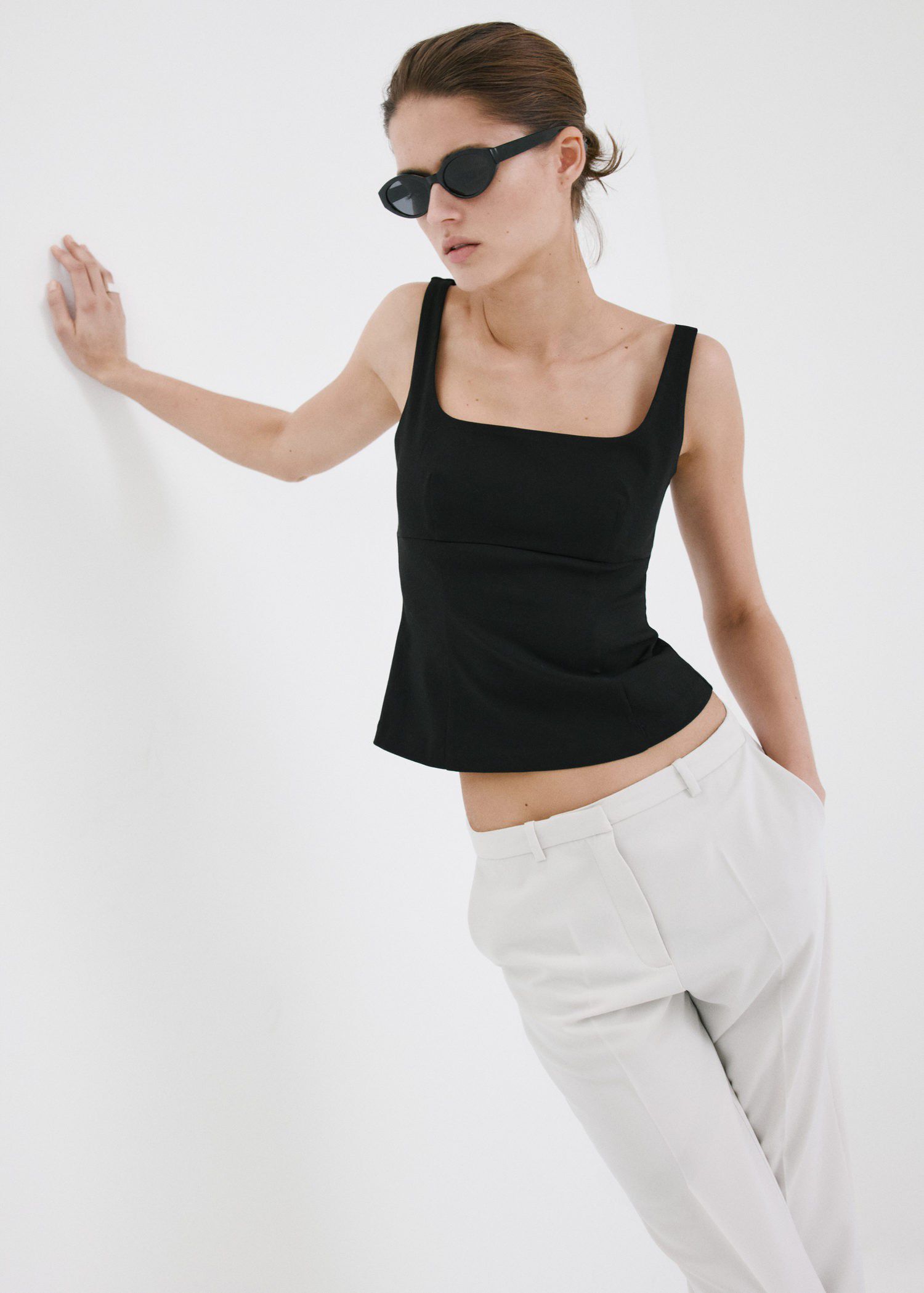 Fitted neckline top