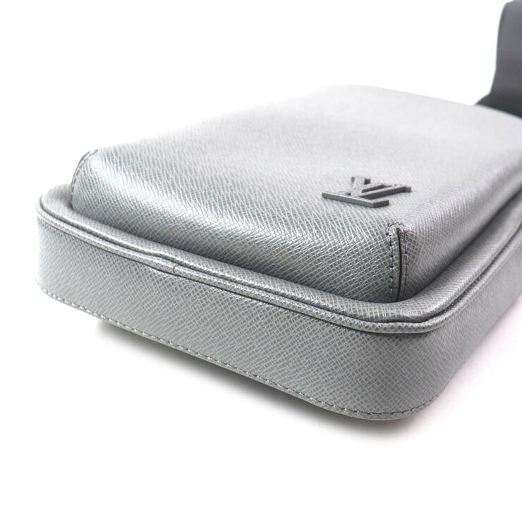 Louis Vuitton Taiga Kendall