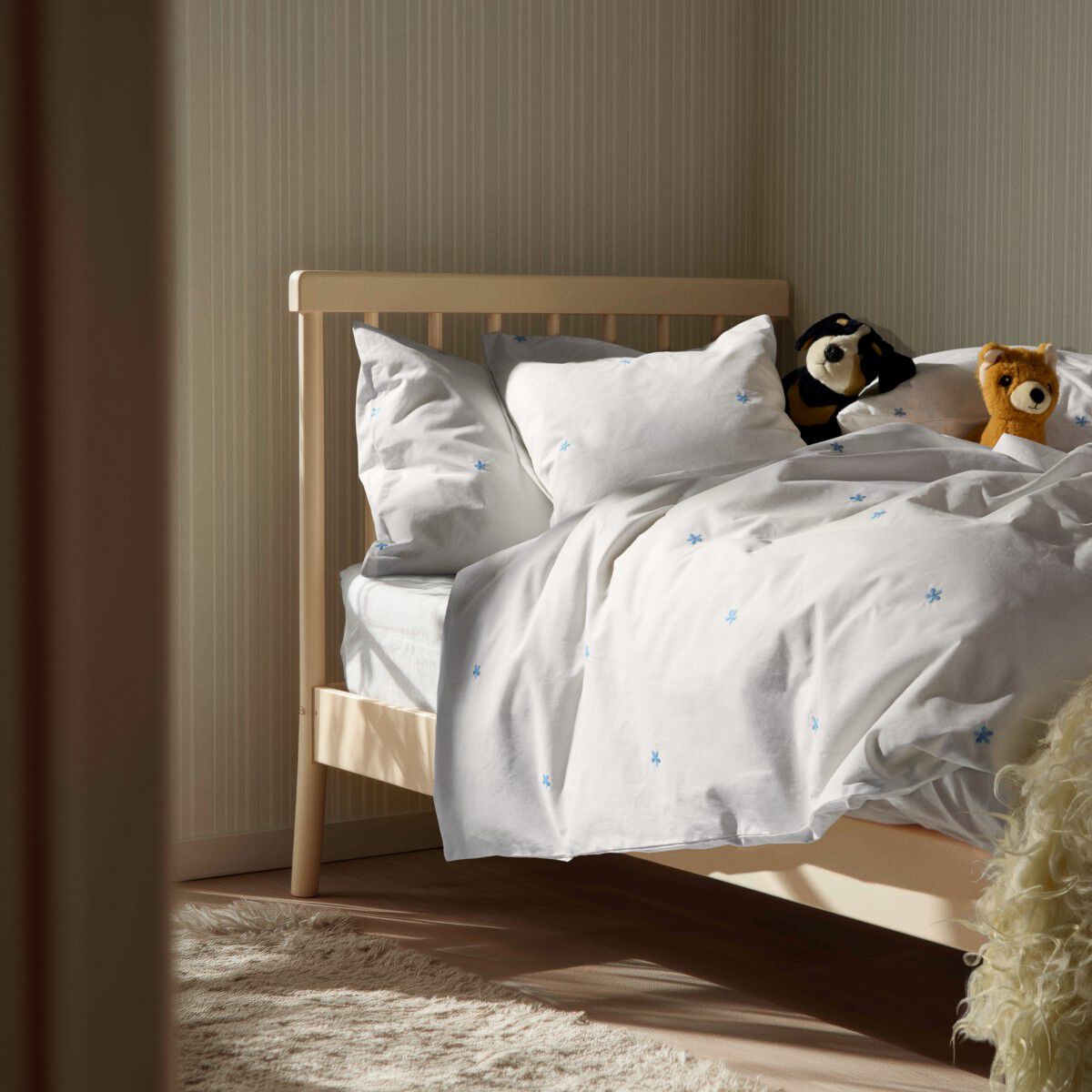 Daisy Senget&oslash;j Junior 100x140 cm hvid/lys bl&aring;