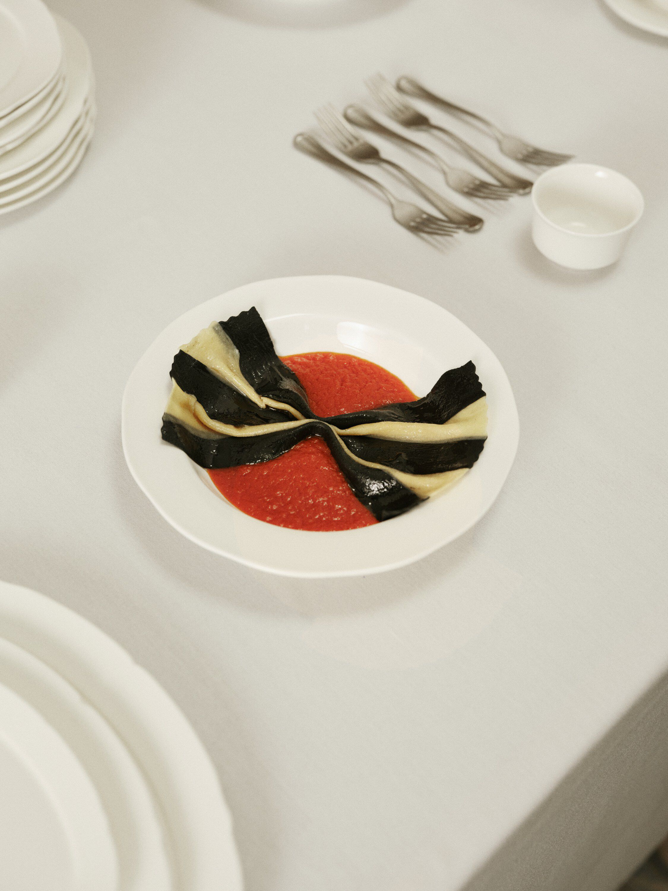 PASTA PLATE M 01 WHITE SILHOUETTE
