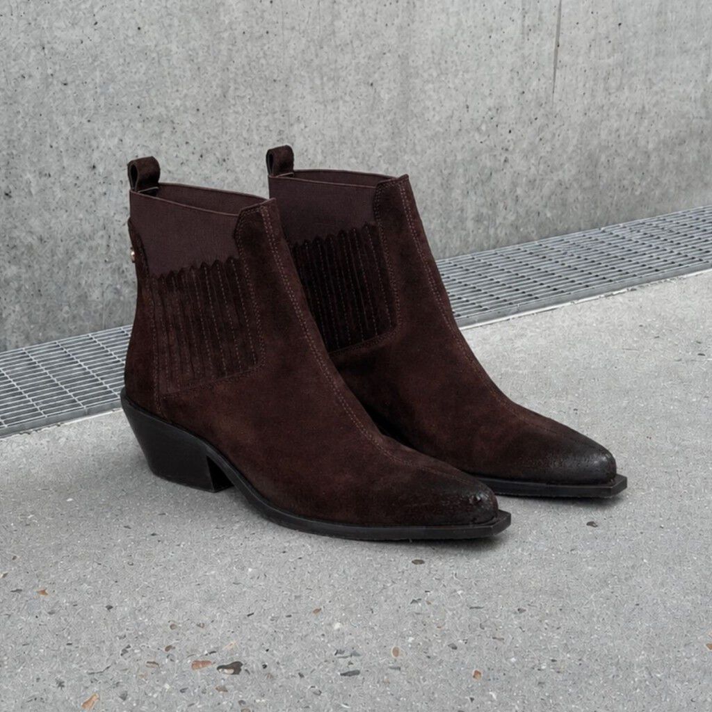 THE WALKING BOOT S