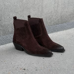 THE WALKING BOOT S