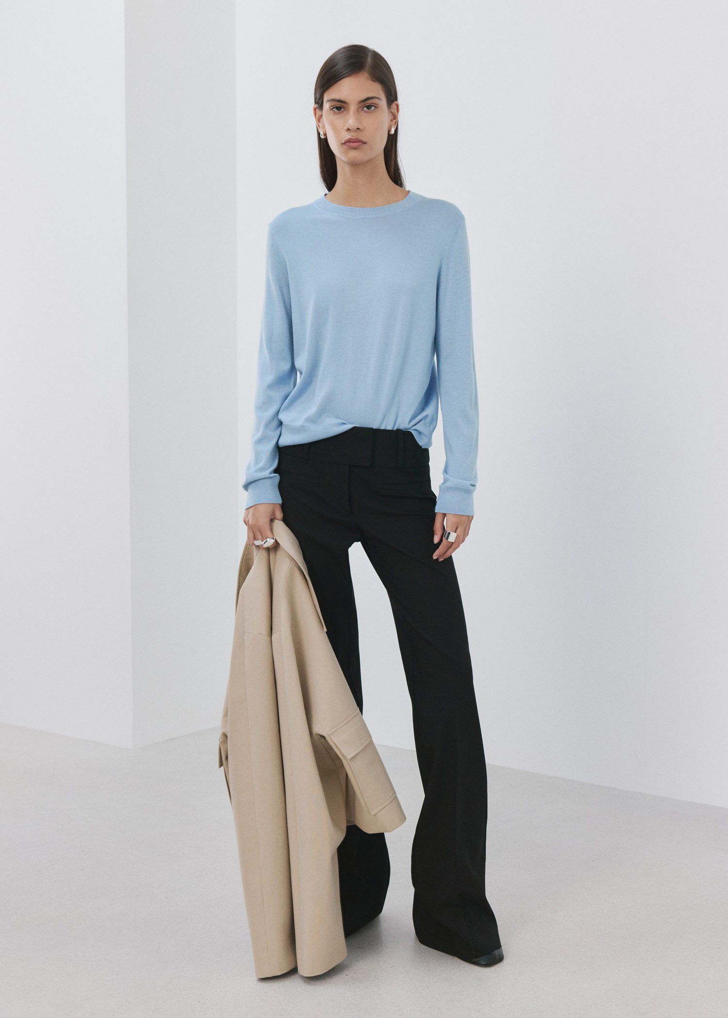 Round-neck knitted sweater