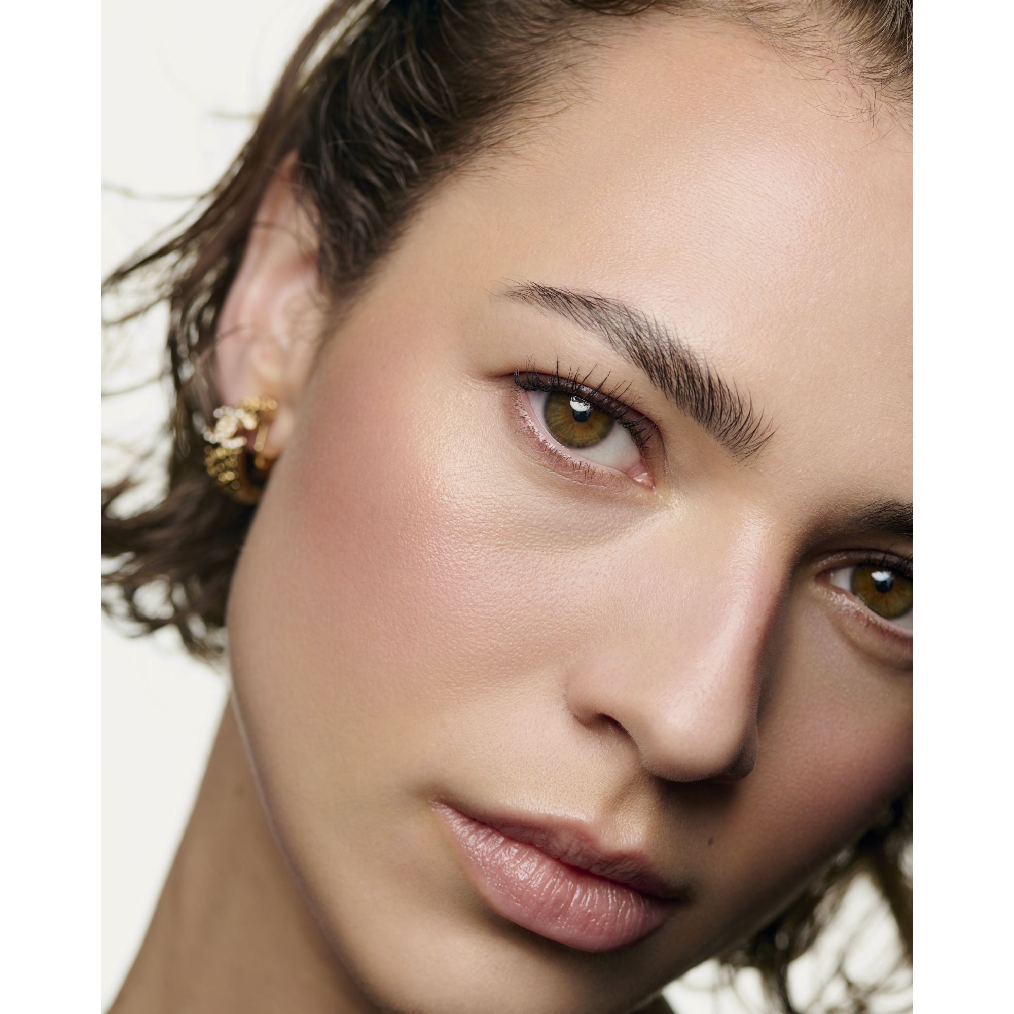 EN HARMONI AF TRE PUDDERE FOR SUND GL&Oslash;D. BRONZER, BLUSH, HIGHLIGHTER