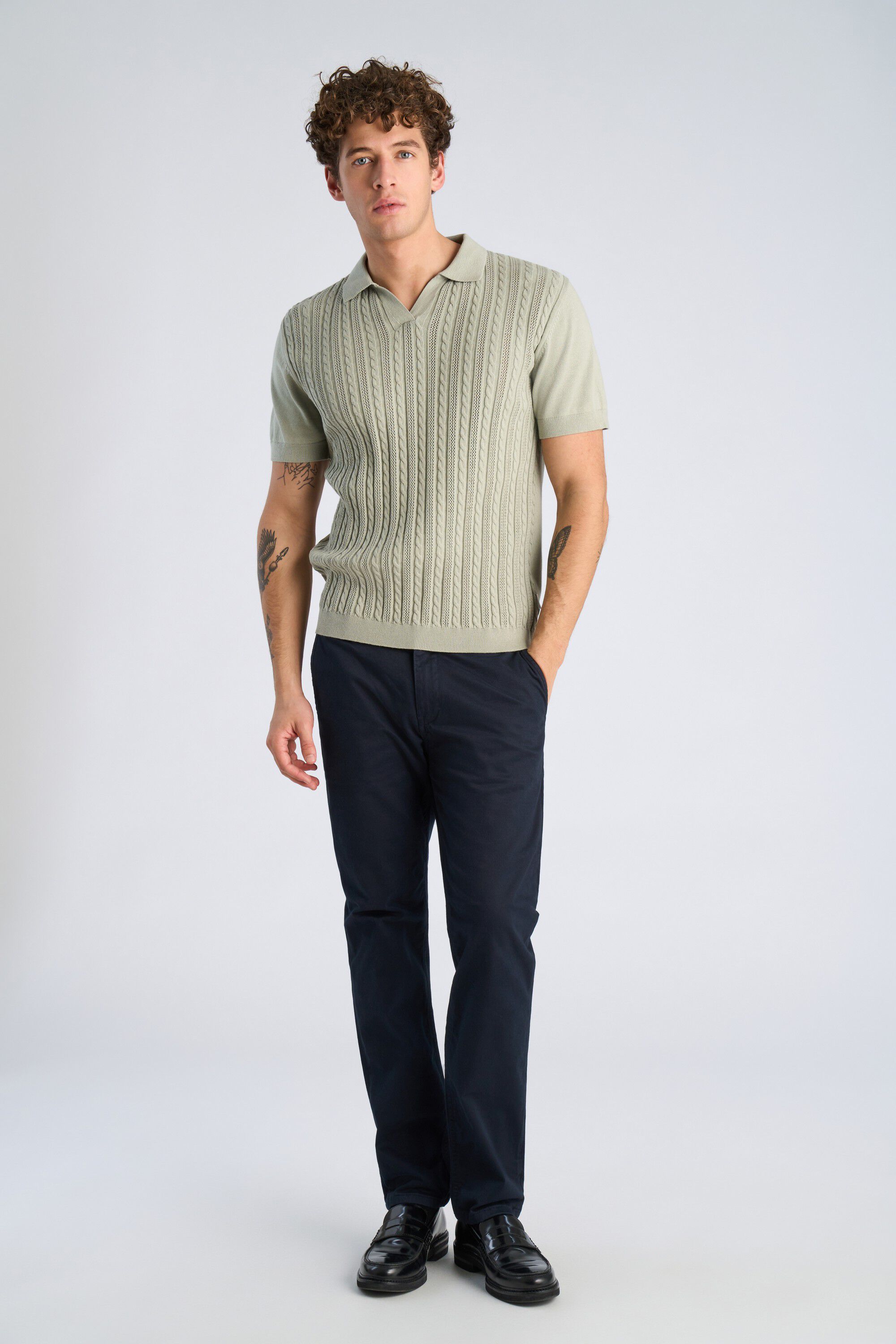 Knitted S/S cable v-neck polo