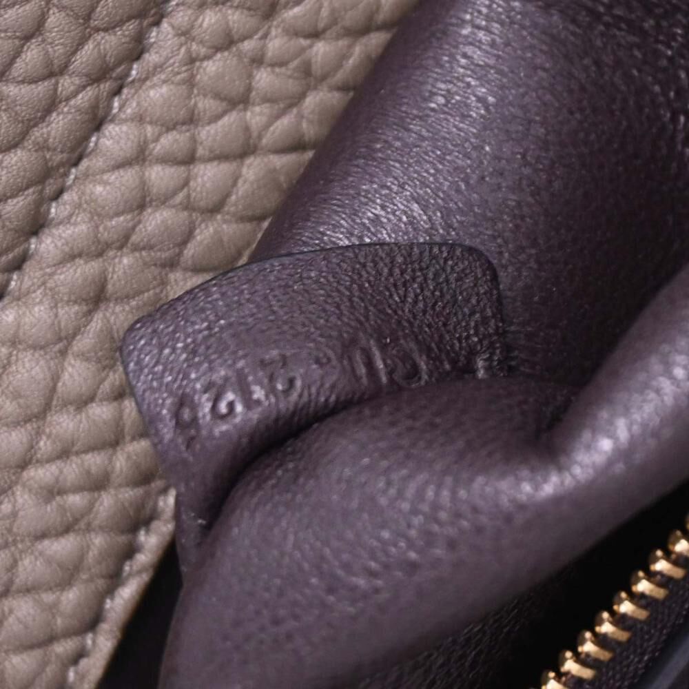 C&eacute;line Trapeze