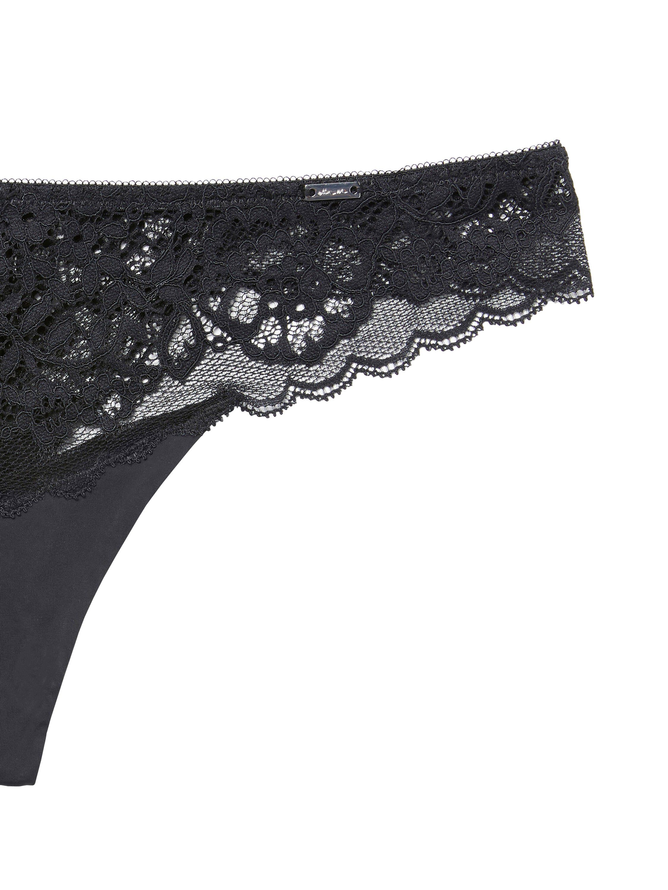 En sensuell stringtruse med blonder