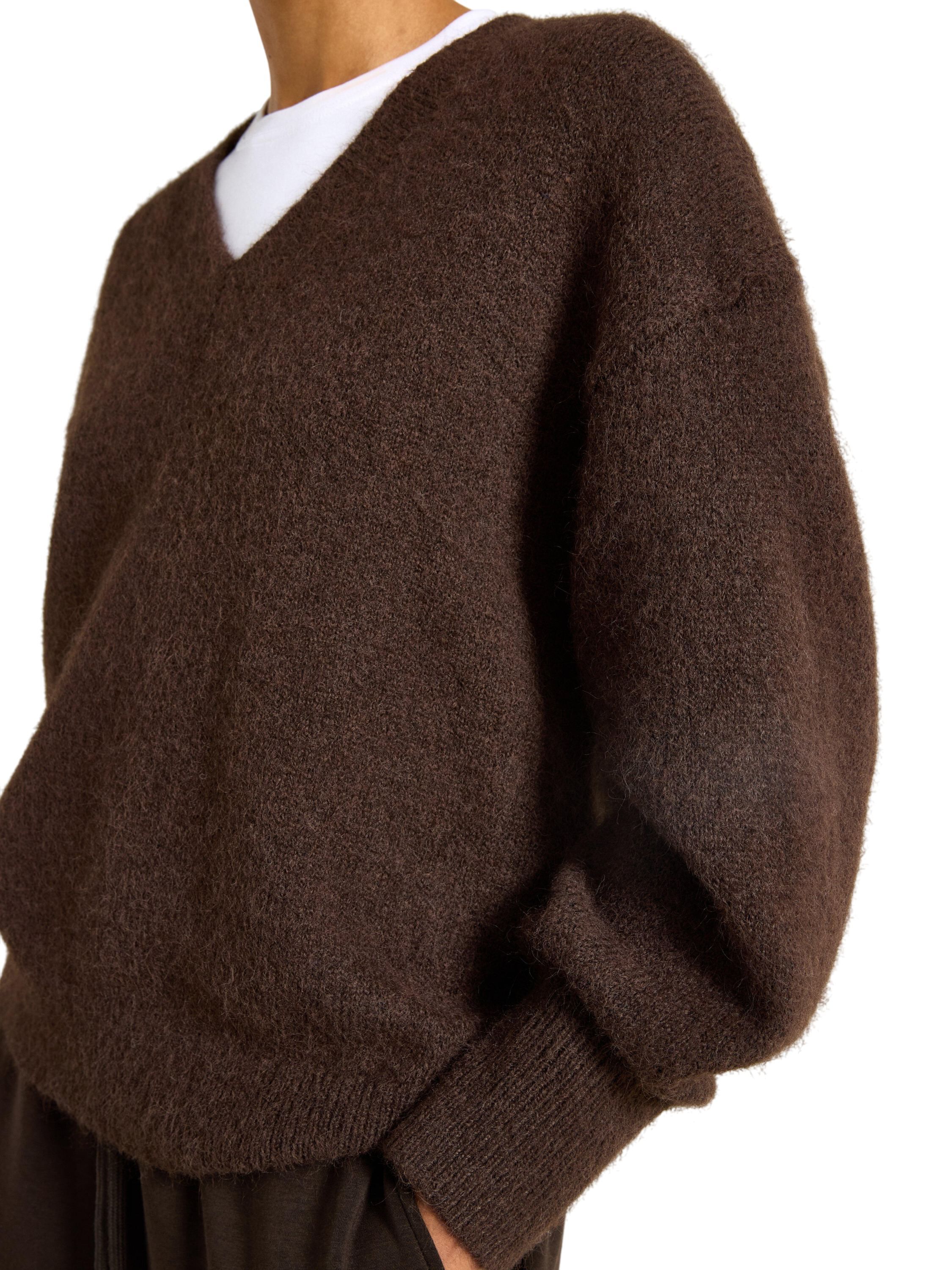 Strikket V-hals tr&oslash;je med en afslap