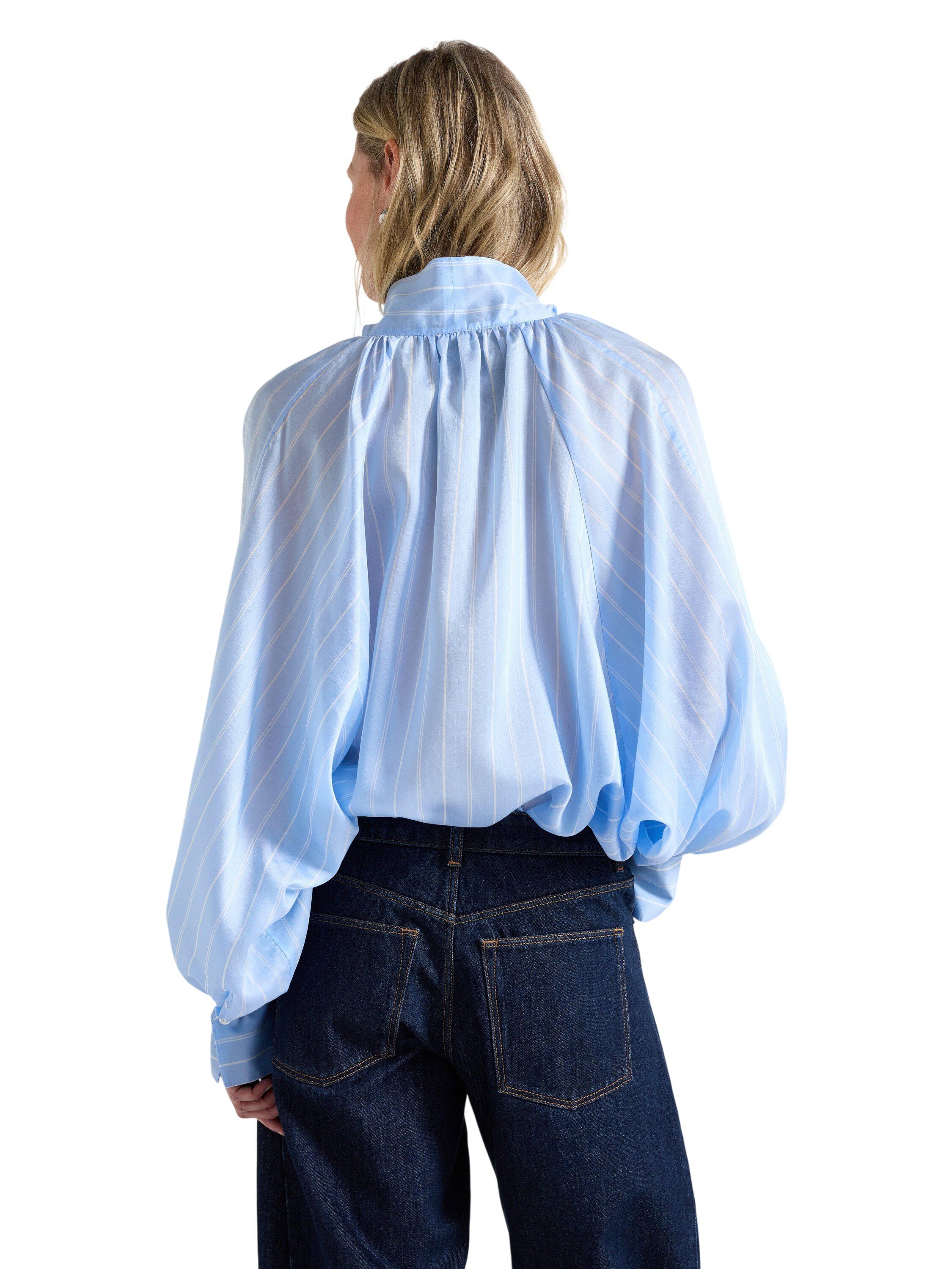 Lightweight blouse with an oversize