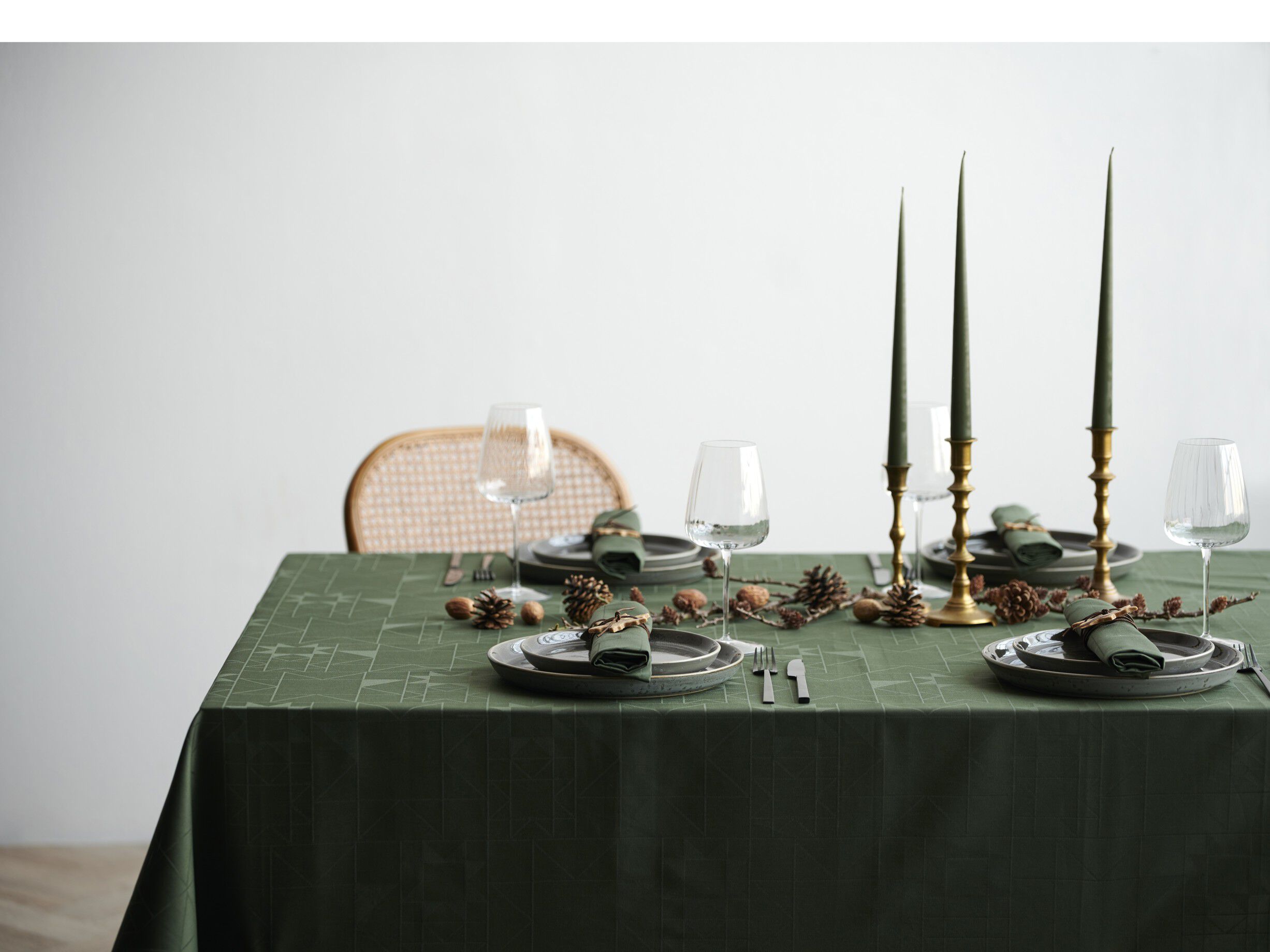 Dug 140x270 Star Damask Forest green