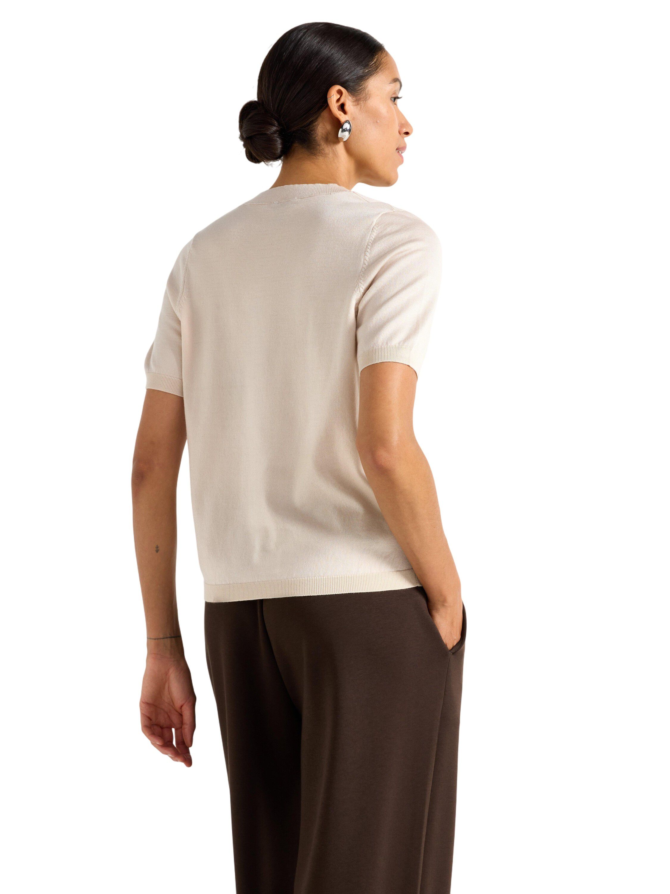 Fine-knitted top with round necklin