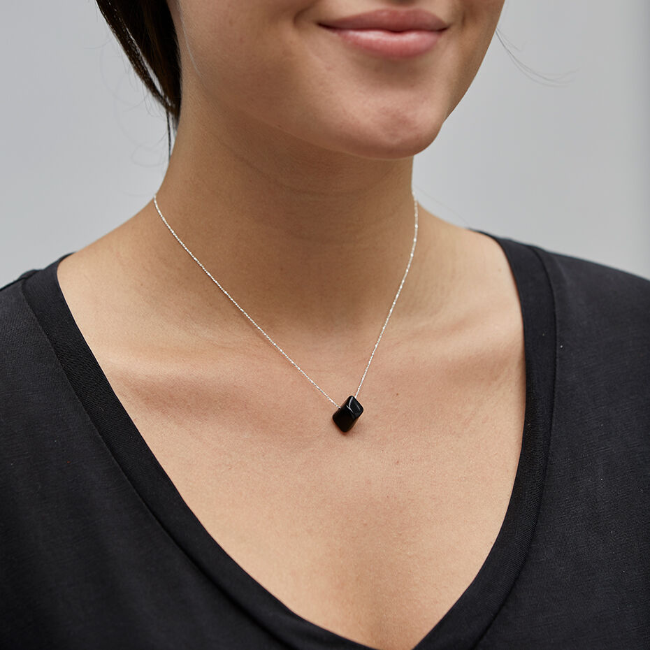 Halsk&aelig;de, chakra, s&oslash;lvbelagt, sort