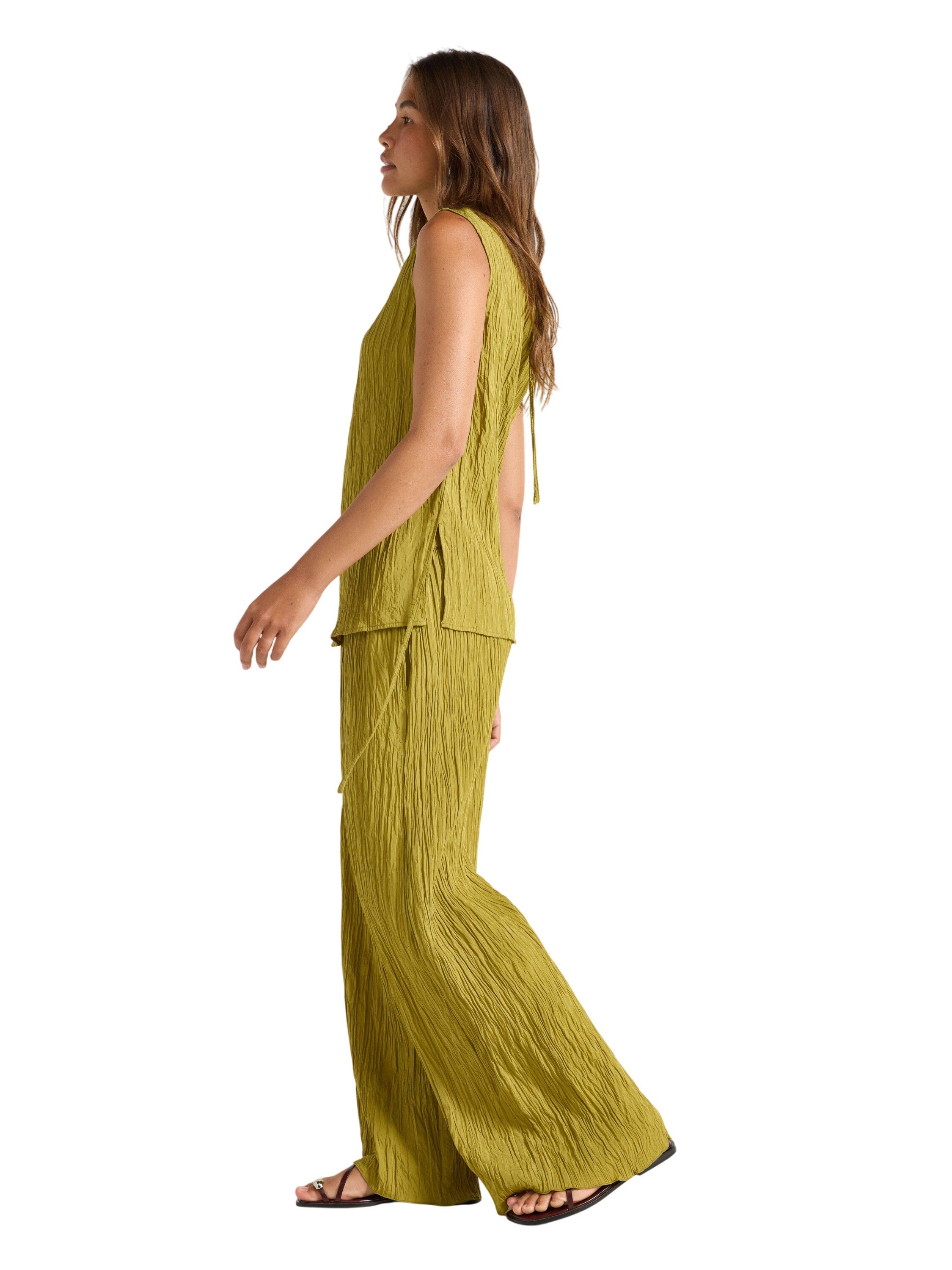 Wide leg crinkled trousers with an