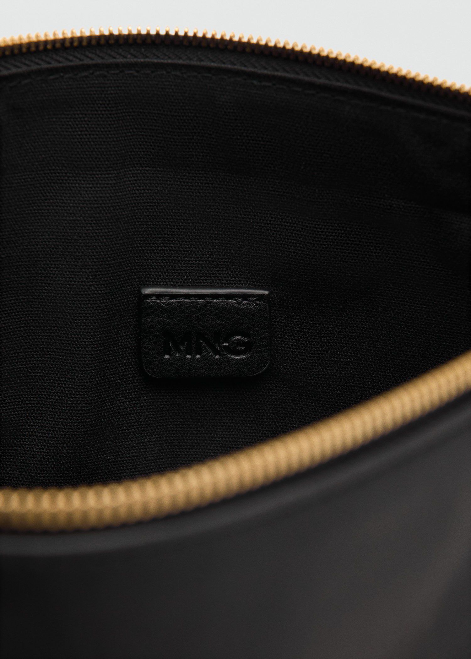 Adjustable strap shoulder bag