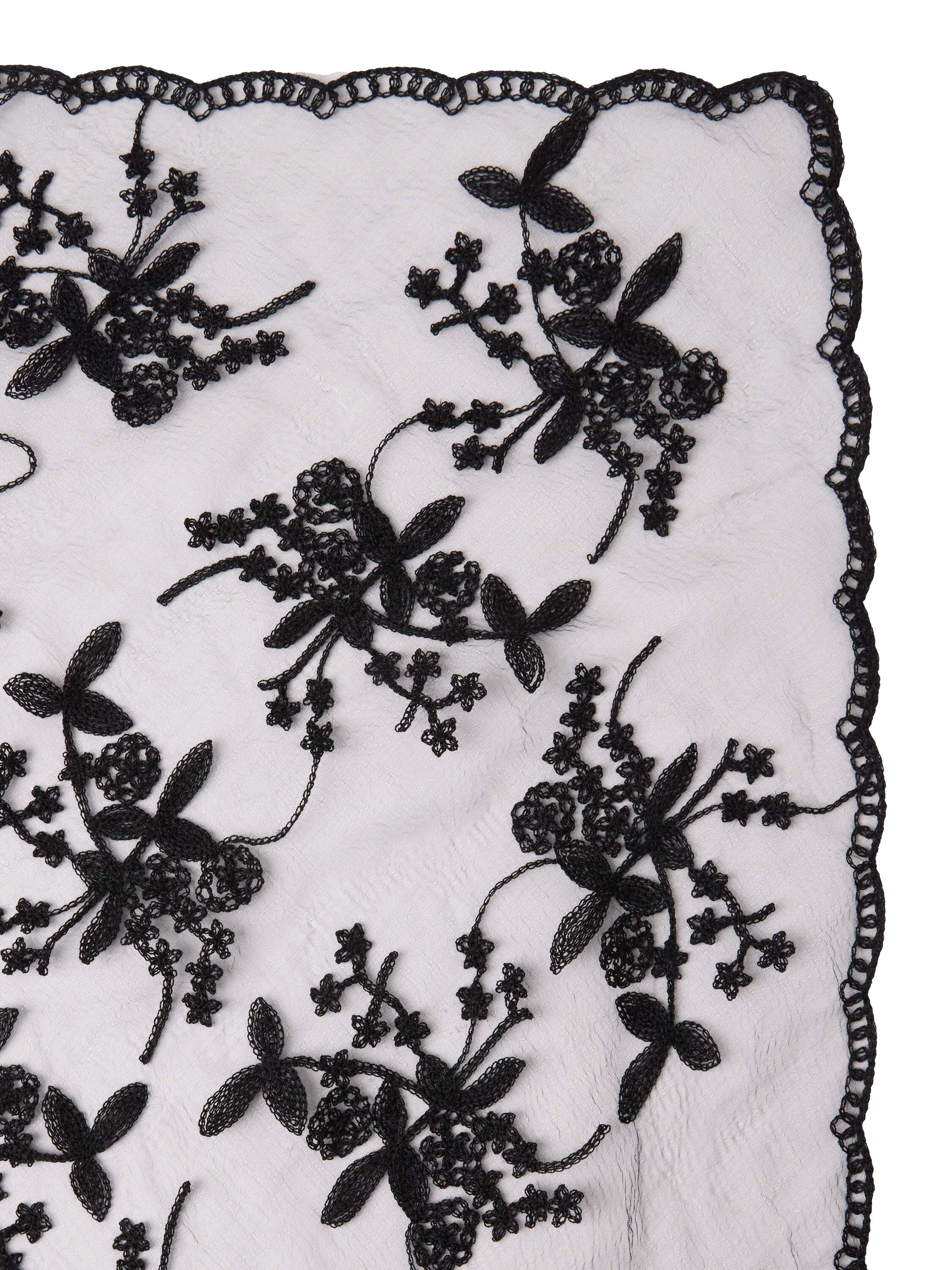 Scarf in mesh with lace embroidery.