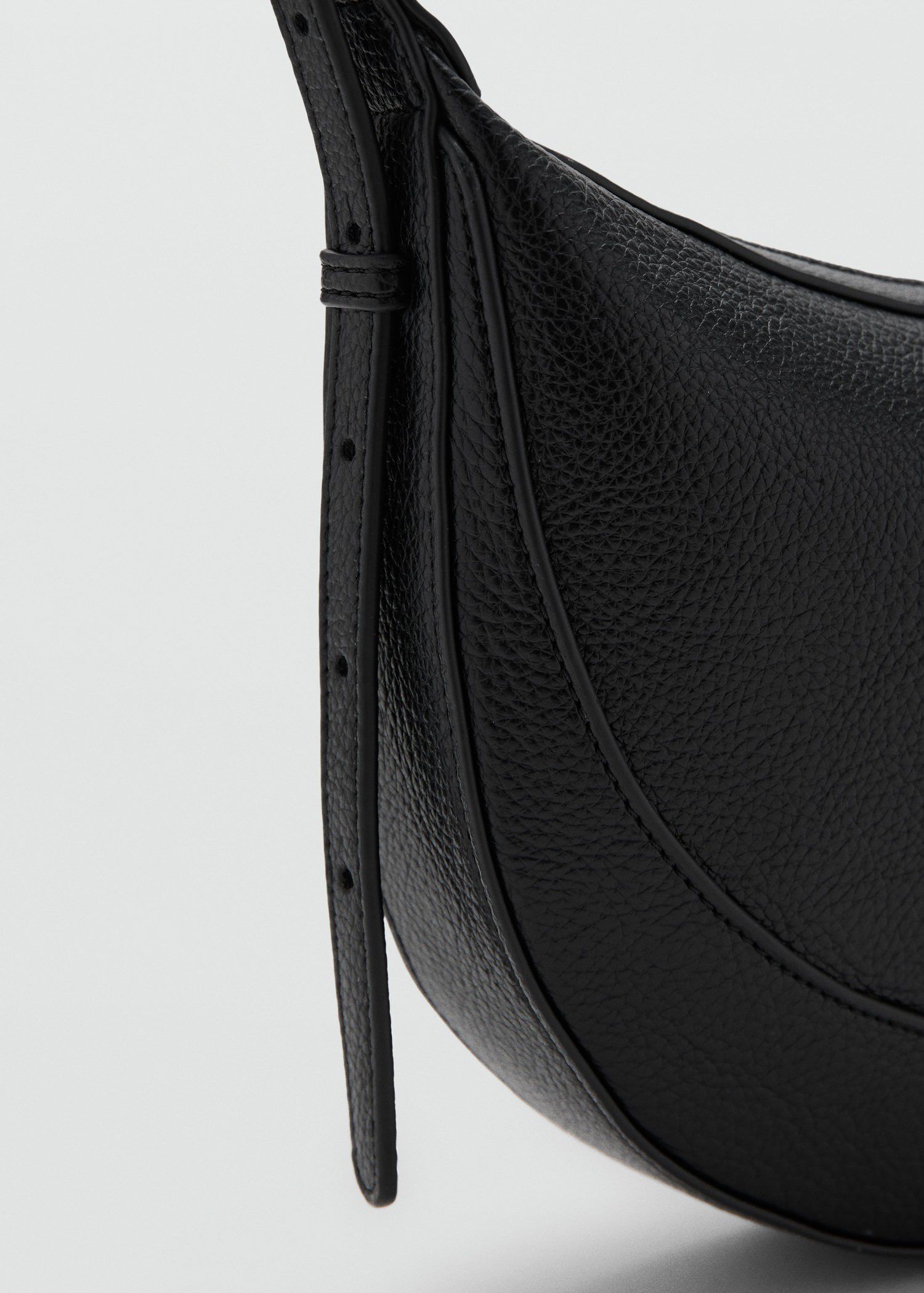 Oval shoulder bag