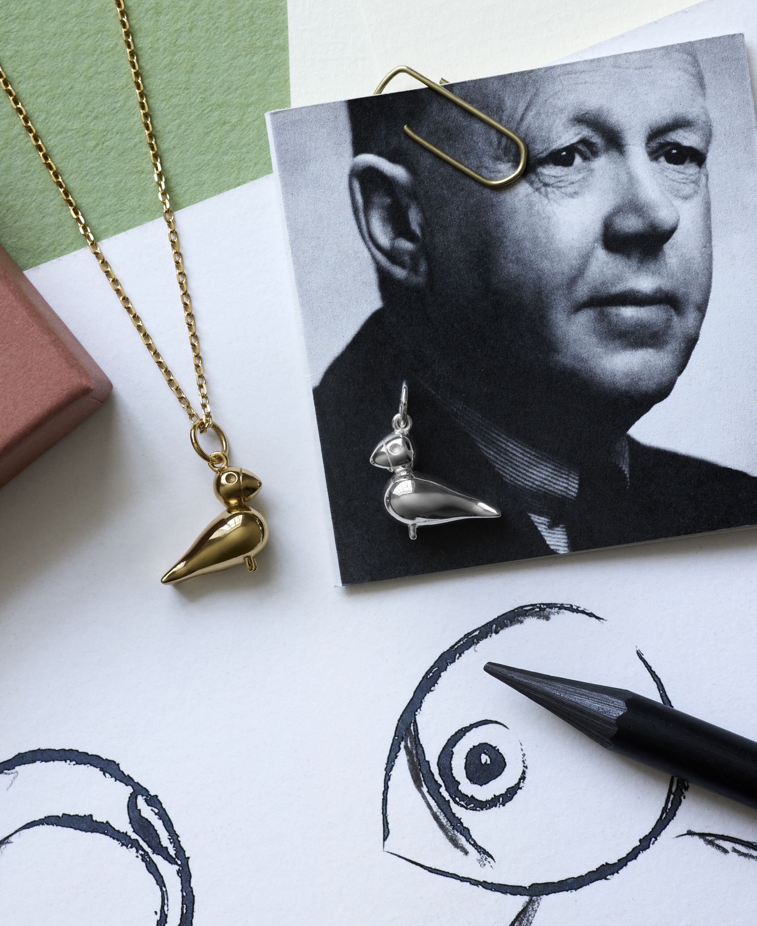 Sangfugl i s&oslash;lv med k&aelig;de