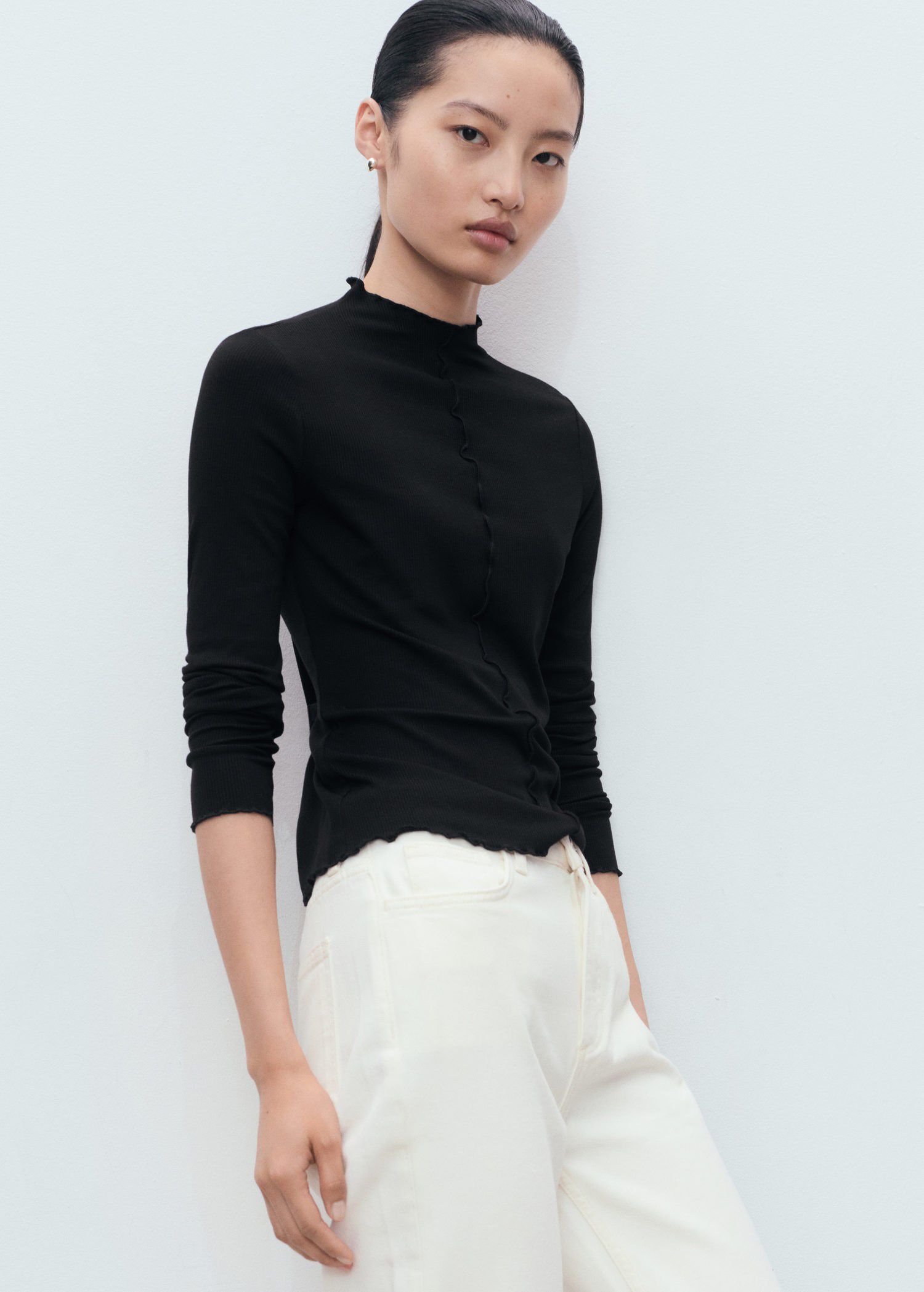 Ribbed t-shirt with scalloped trim