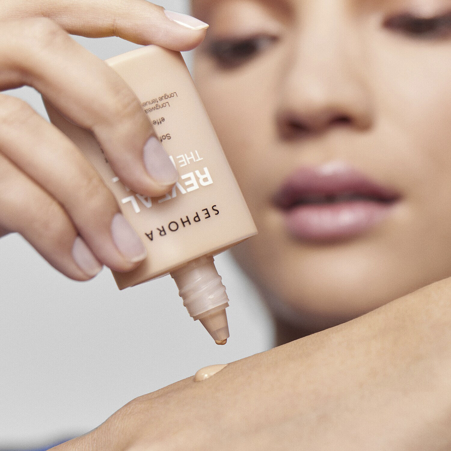 Reveal The Real - Flydende teint med lysende og sl&oslash;ret effekt