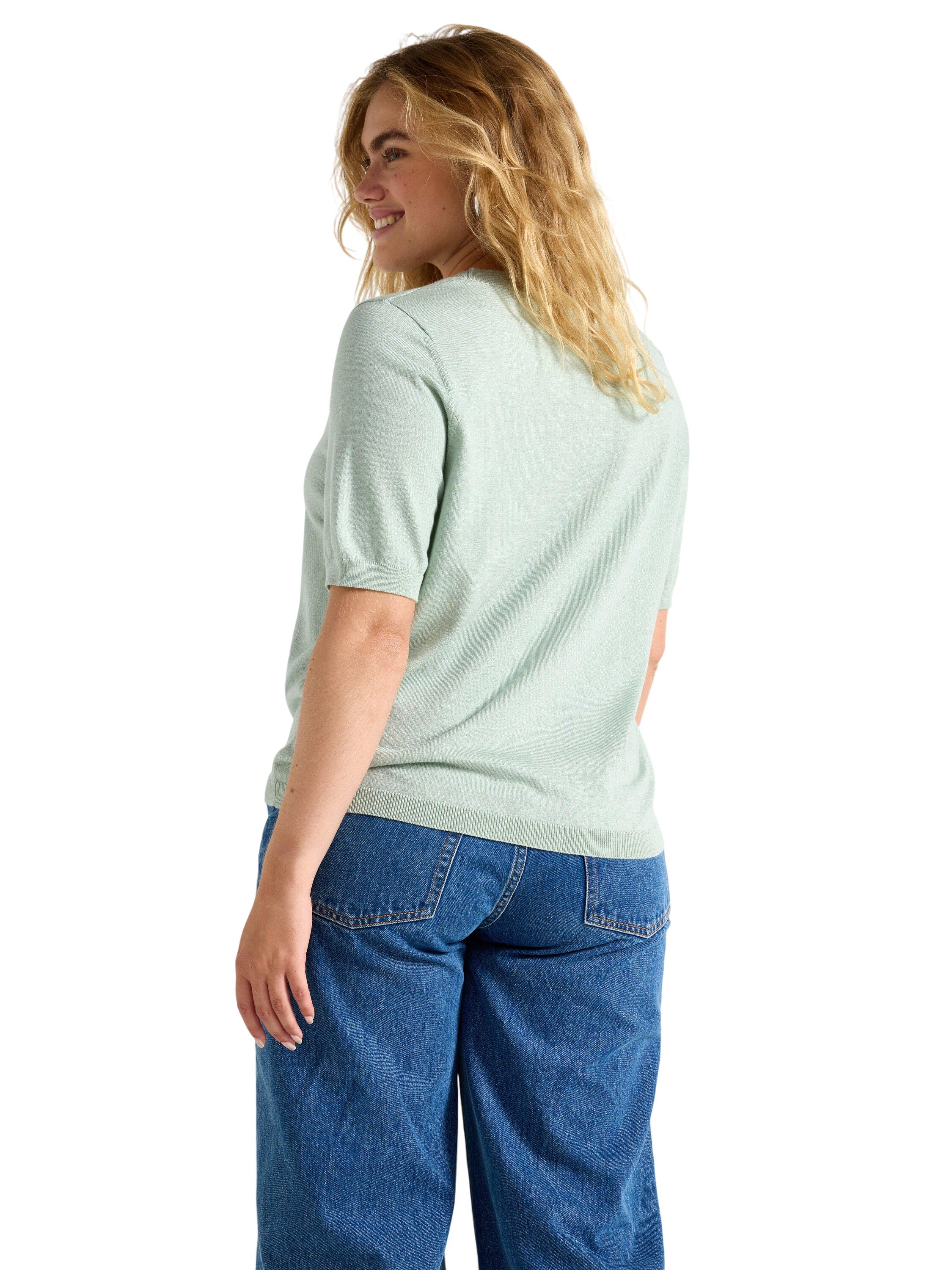 Fine-knitted top with round necklin