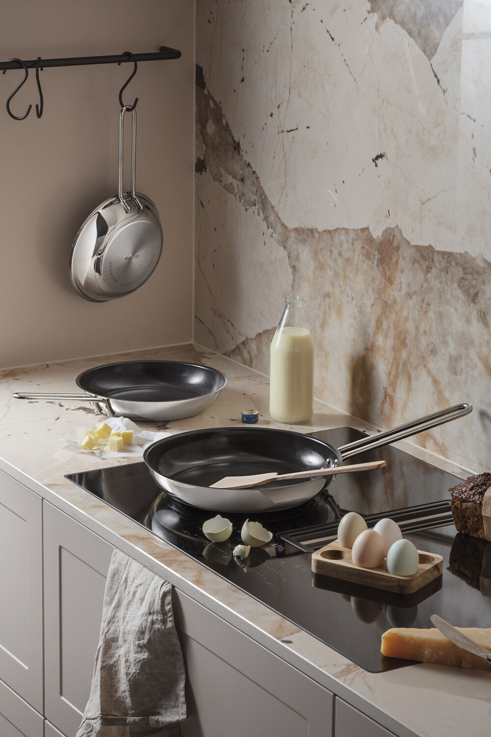 Stainless Steel Stegepande 24 cm keramisk Slip-Let&reg; bel&aelig;gnin