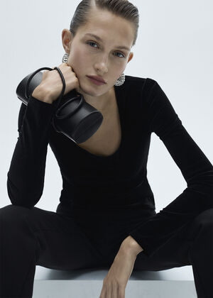 Low-cut velvet t-shirt