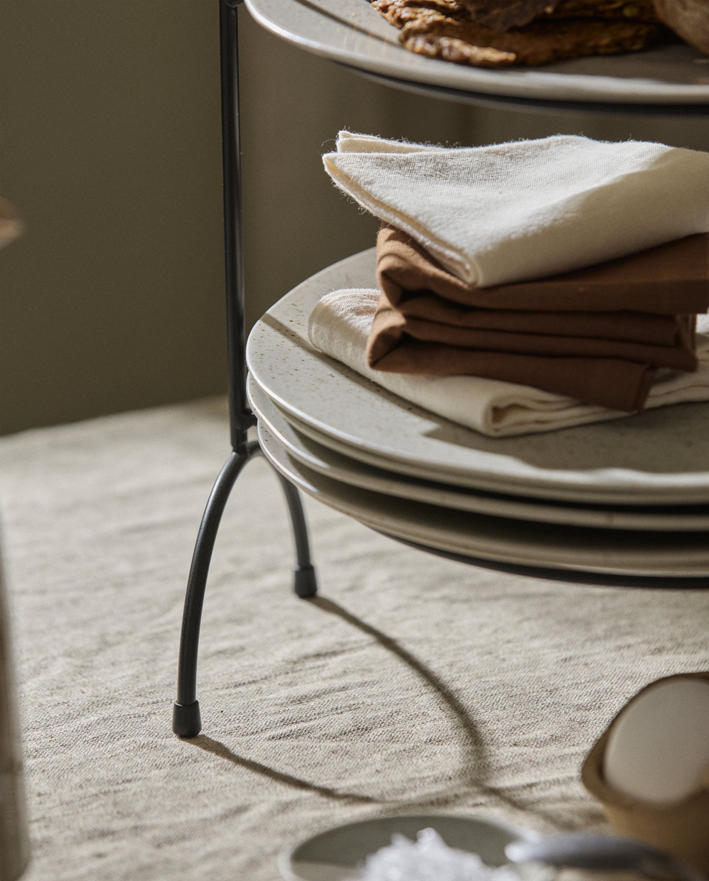 PRIMULA serving stand - black