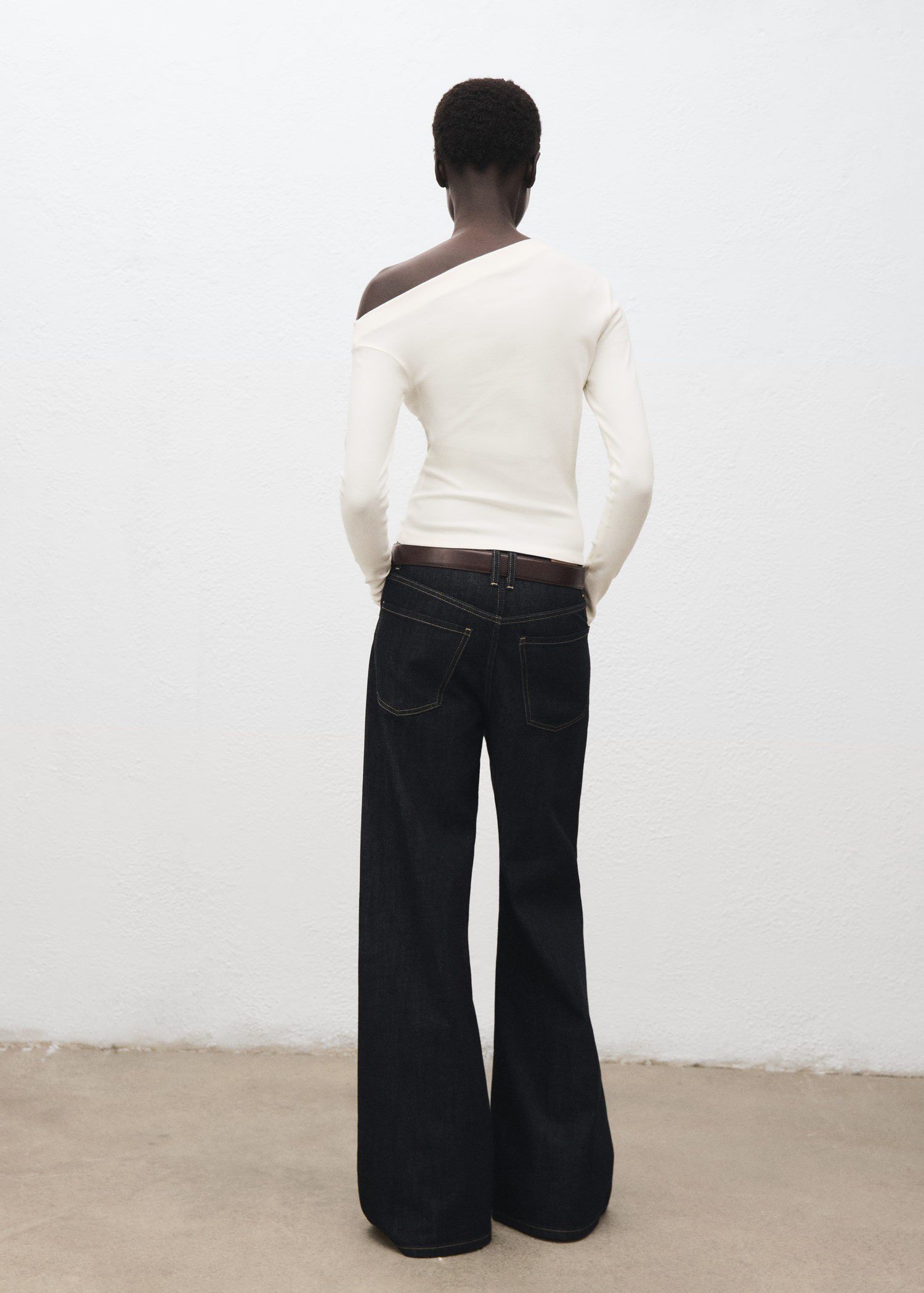 Long sleeve t-shirt with asymmetric