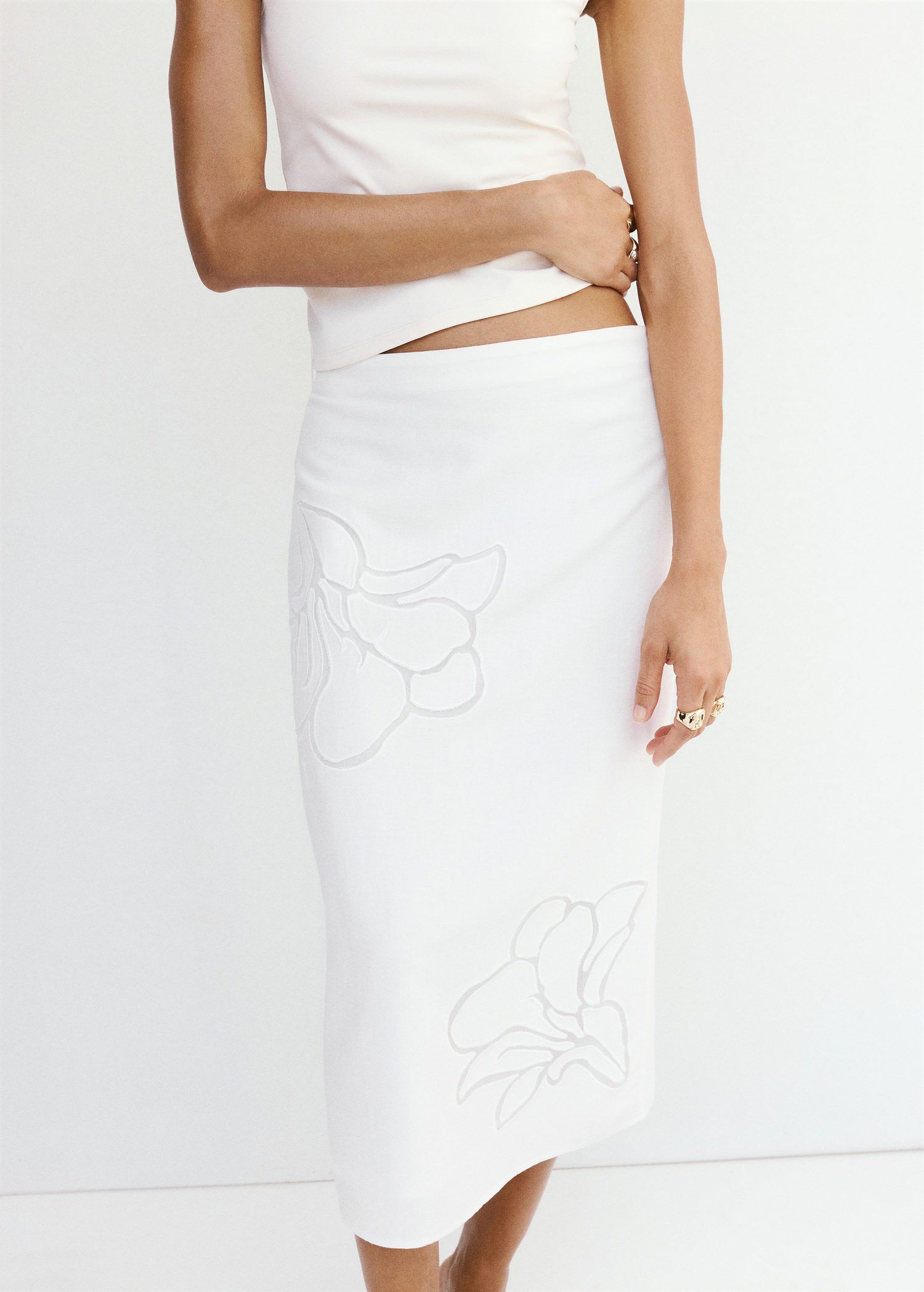 Linen skirt with floral embroidery