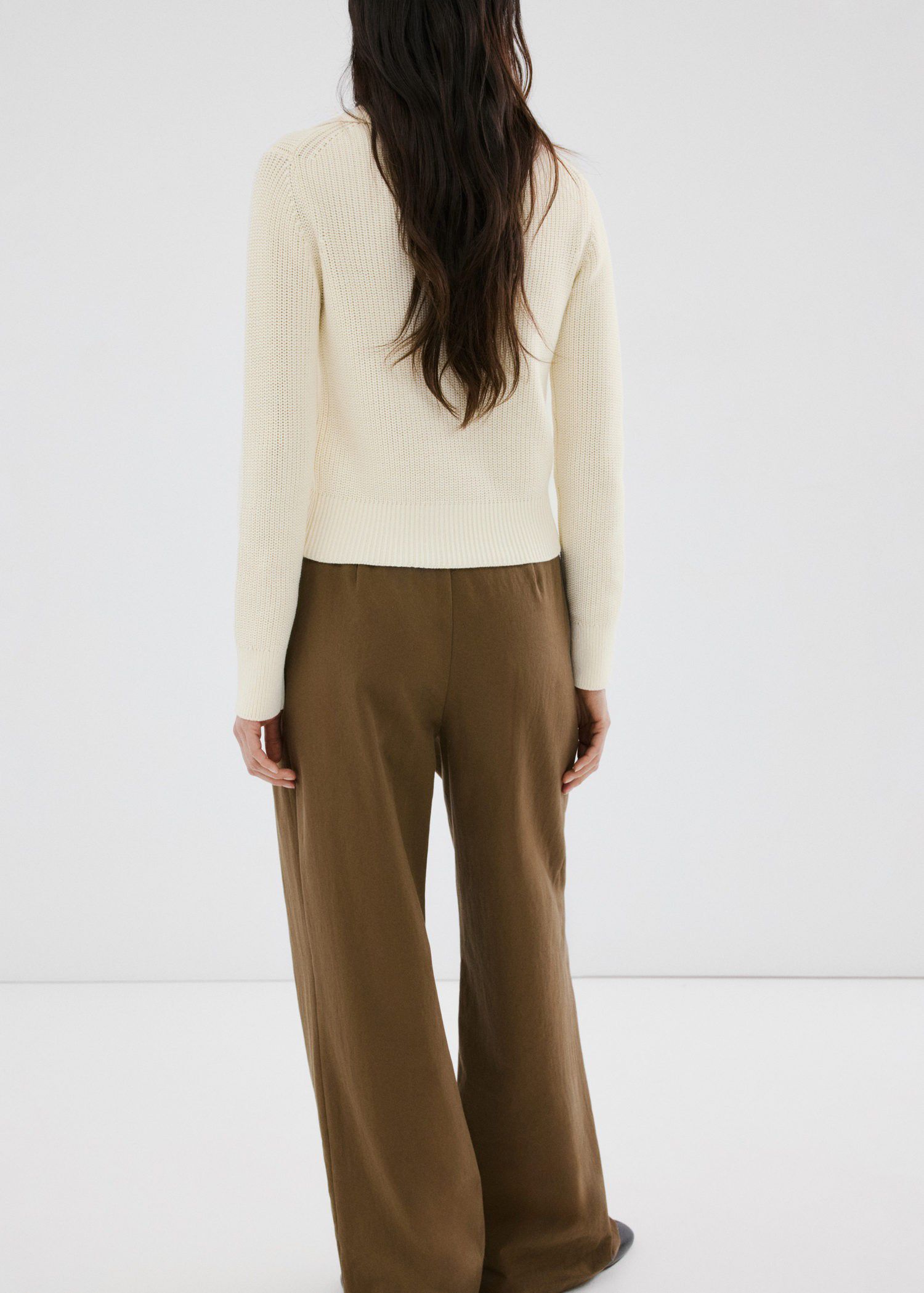 Knitted buttoned jacket