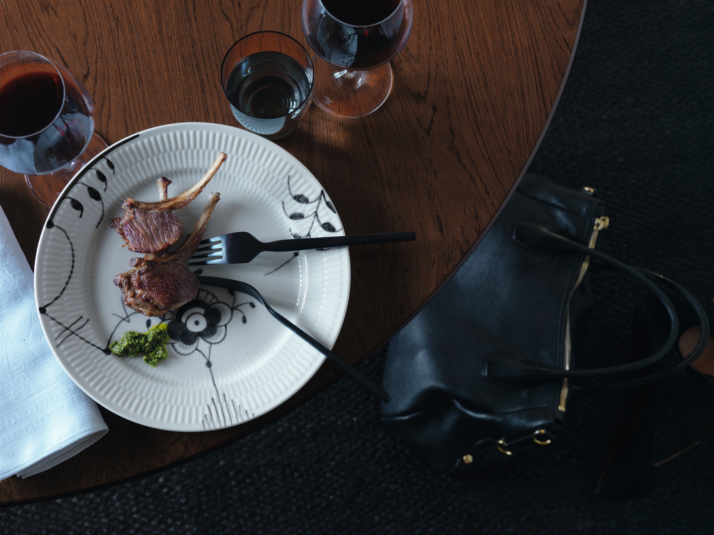 Sort Mega Riflet 27 cm. tallerken