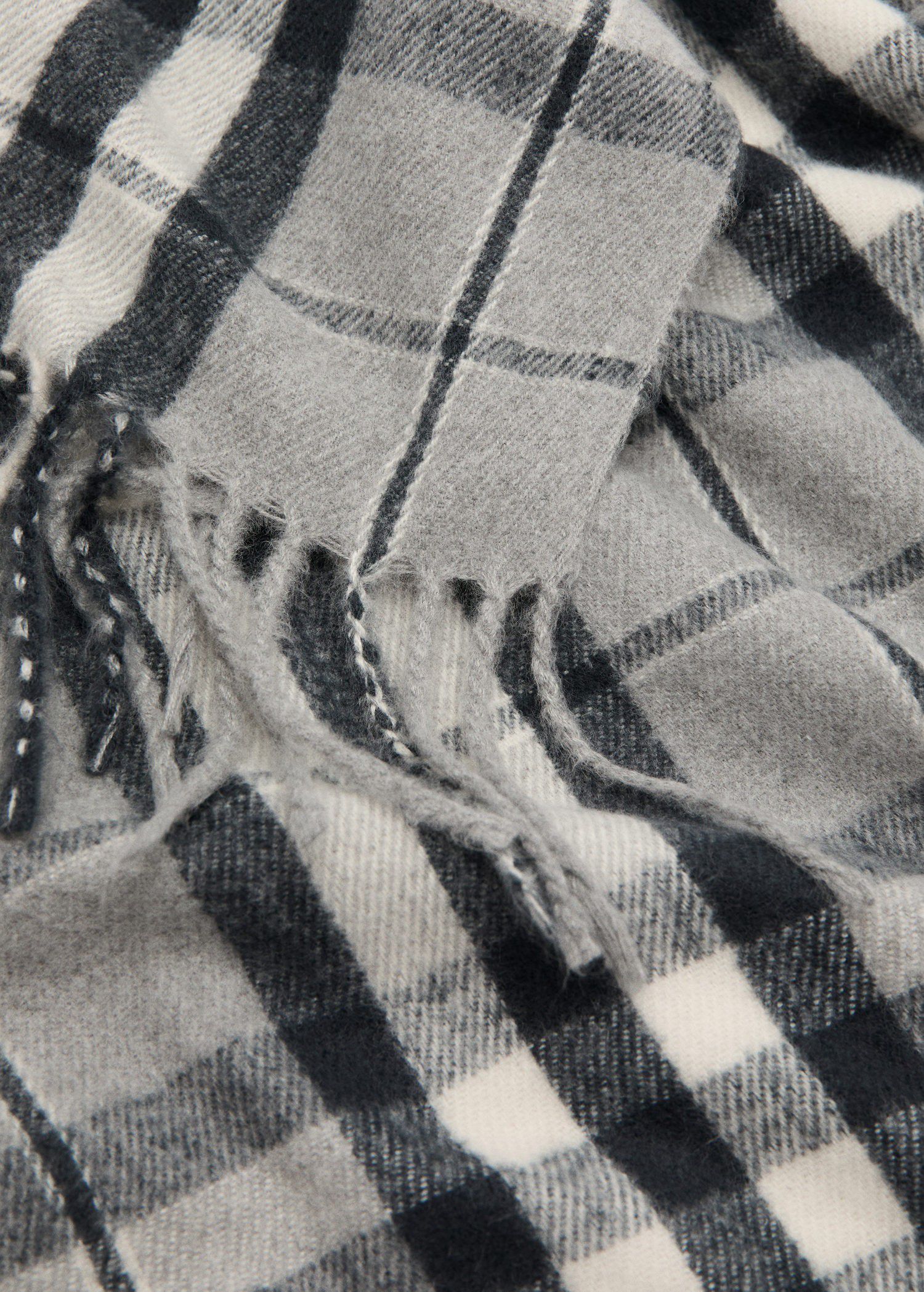Check scarf with fringed ends