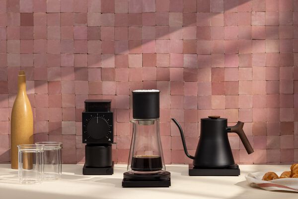 Stagg EKG Pro 0. 9L Matte Black + Walnut Handle