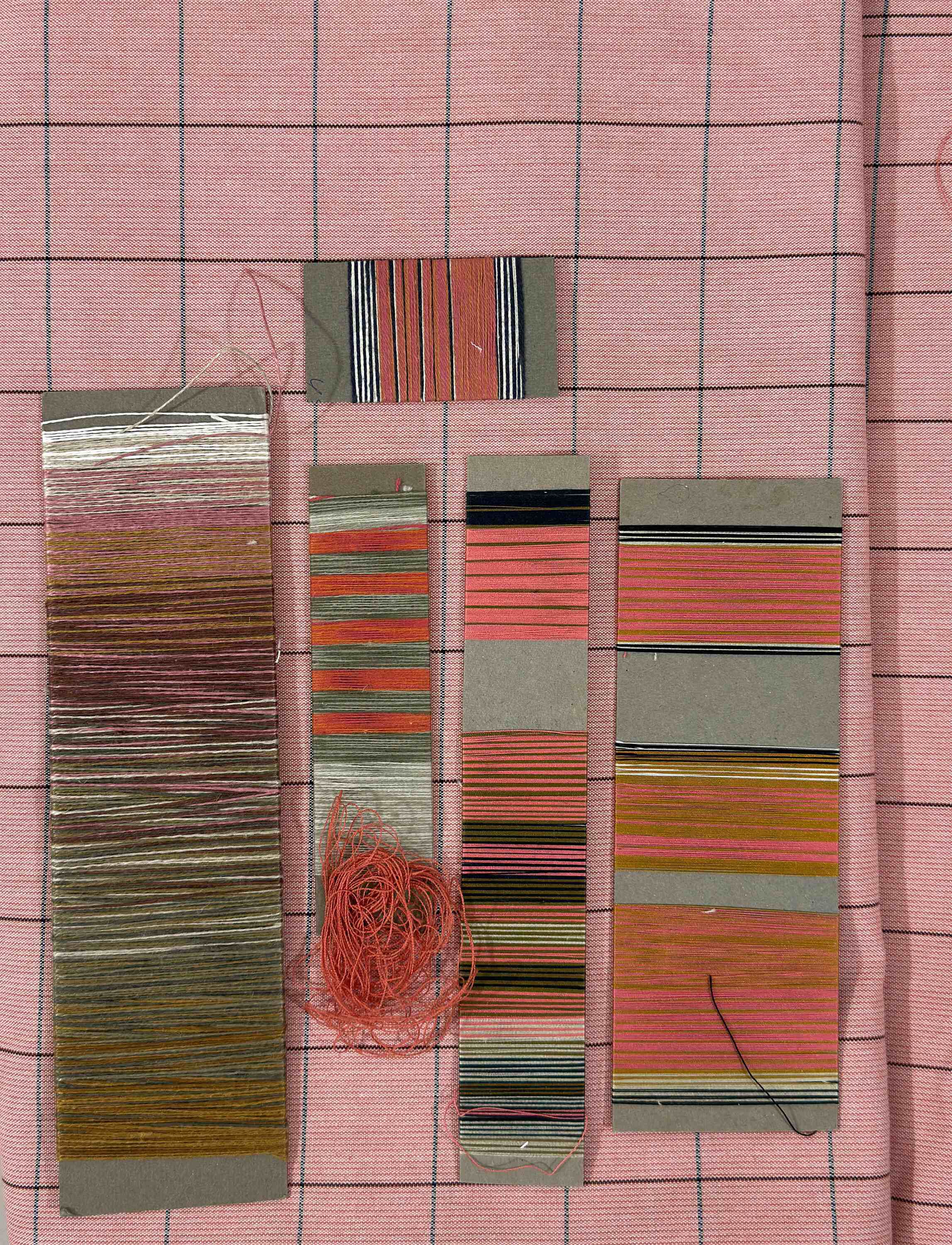 Vibeke Klint d&aelig;kkeserviet neutral linje 33x48 cm red